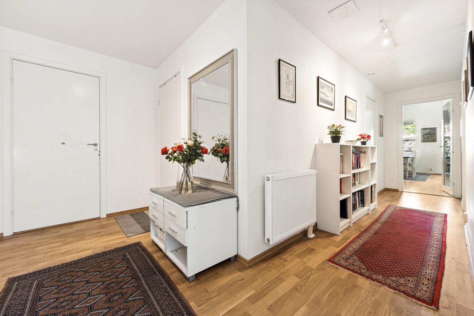 Entré av god størrelse med god plass til oppbevaring av sko og yttertøy. Galleribilde