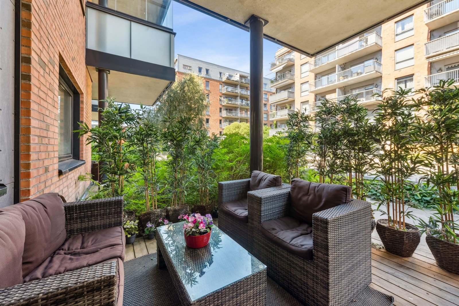 Terassen ligger på bakkeplan og fungerer som en utvidelse av leiligheten på sommerhalvåret. Galleribilde