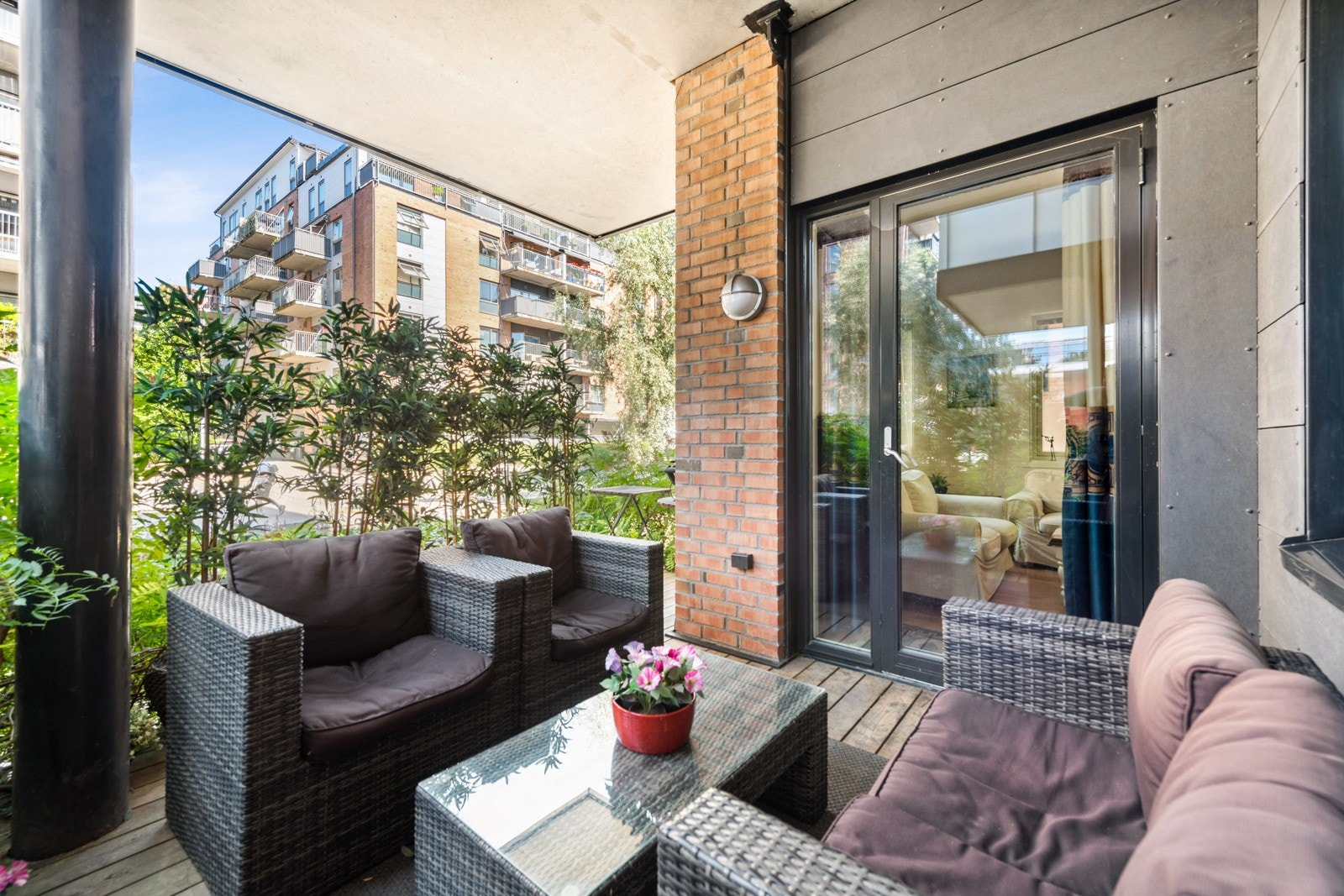 Fin og hyggelig nord-vestvendt terasse med god plass til utemøbler og grill. Galleribilde