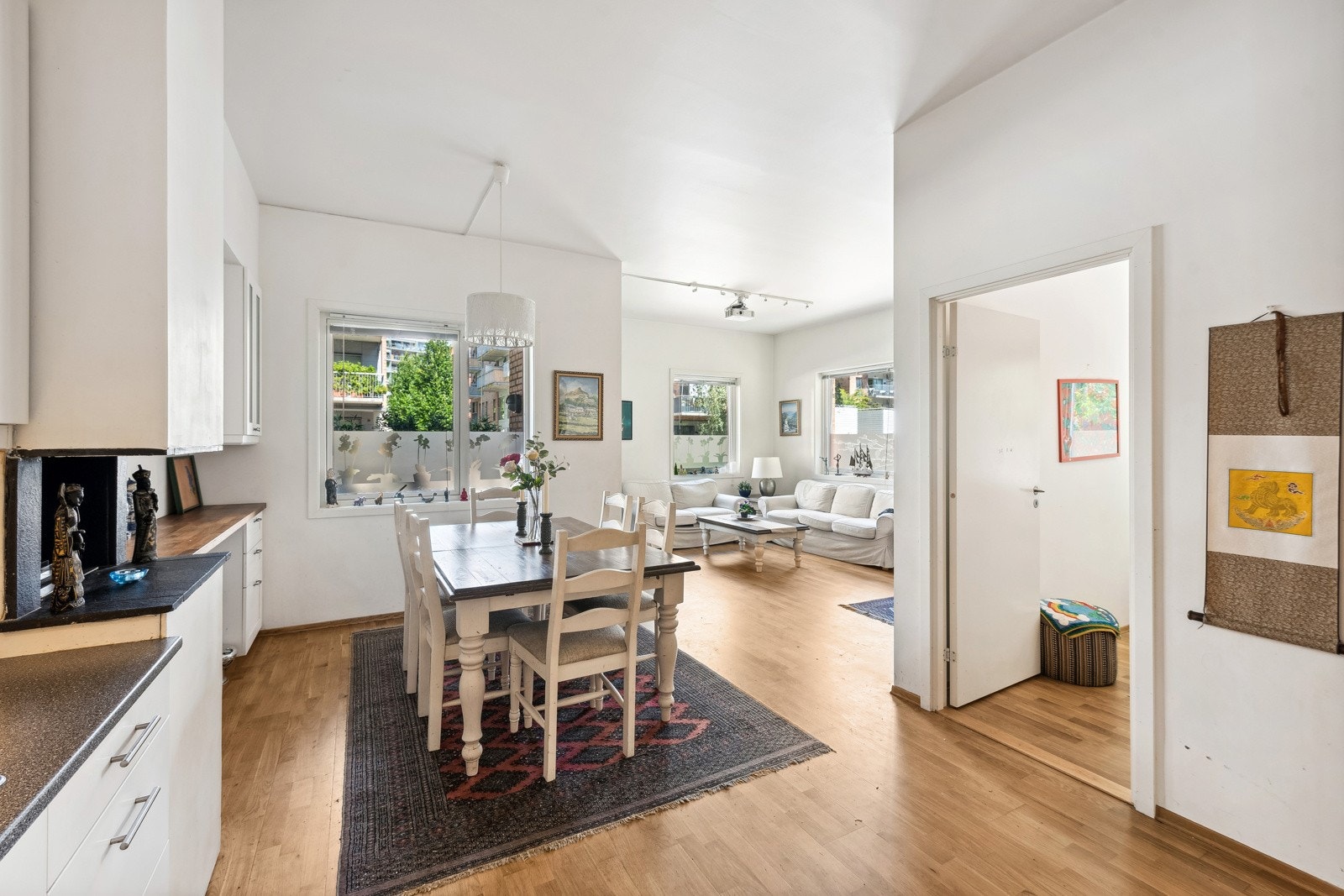 Lyst og romslig kjøkken med god plass til å etablere en hyggelig sittegruppe med spisebord. Galleribilde