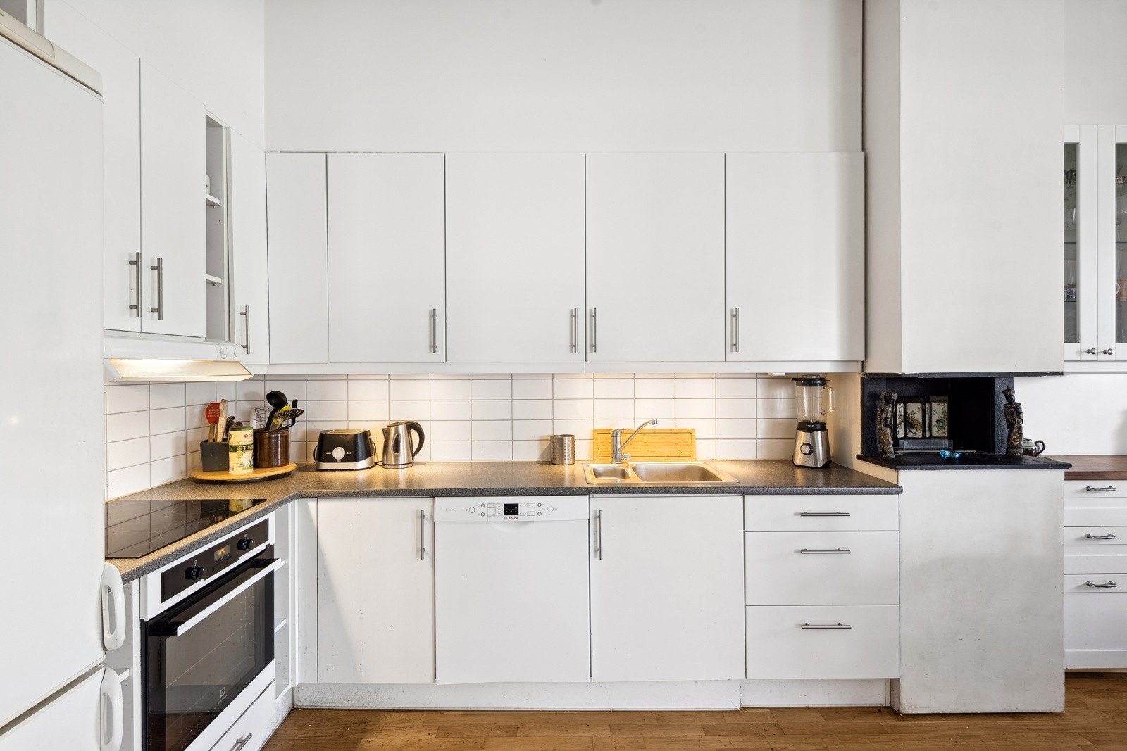 Integrert stekeovn og koketopp. Oppvaskmaskin og kjøl-/fryseskap følger ved salg. Galleribilde