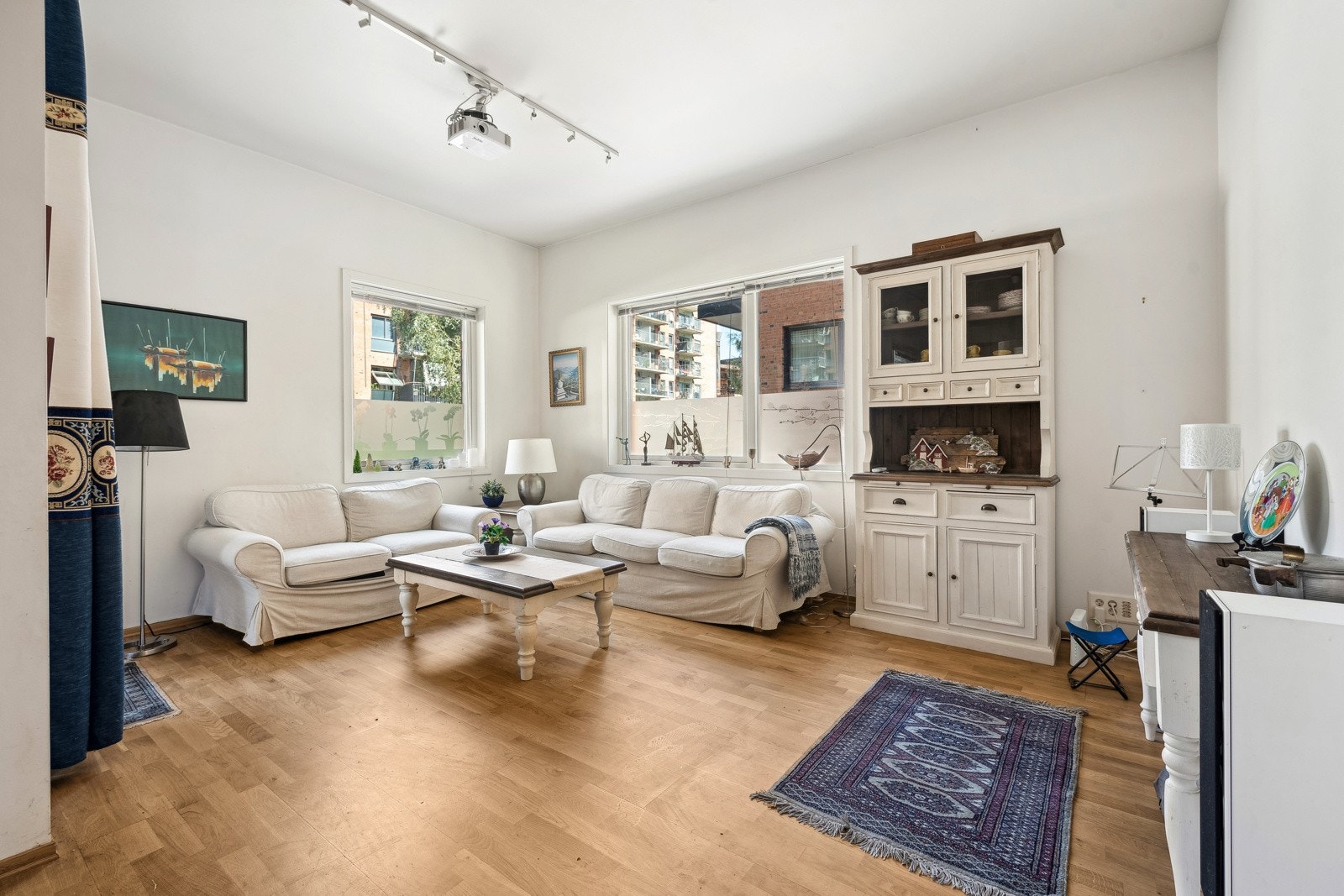 Malte slette flater og parkettgulv. Galleribilde