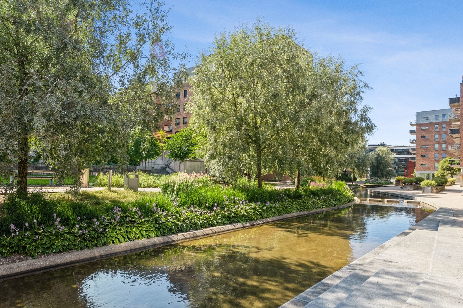 Fine nærområder med vannspeil og sittebenker Galleribilde