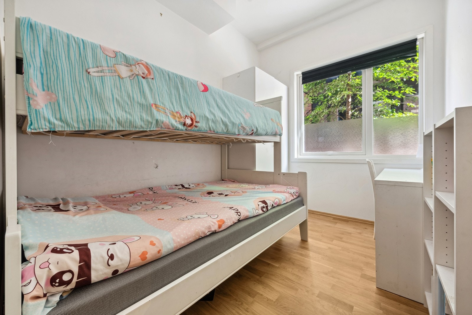 Lyst og praktisk soverom med gode møbleringsmuligheter og garderobeskap. Galleribilde