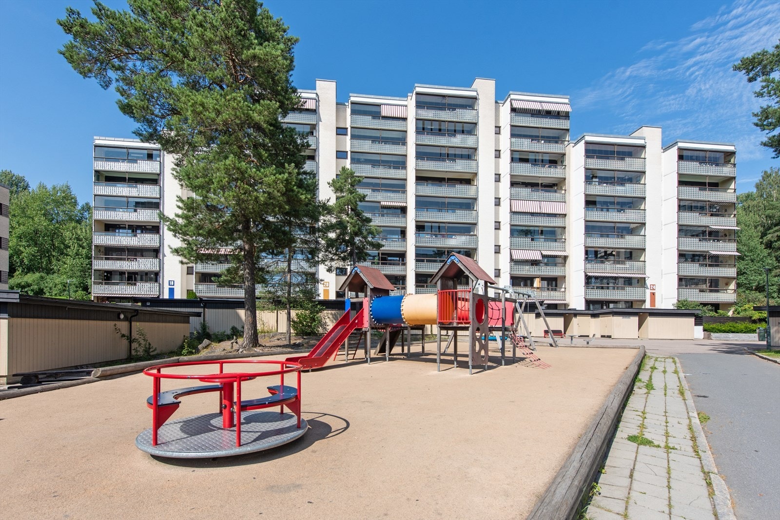 Trivelig og etablert nabolag. Området er svært barnevennlig. Galleribilde