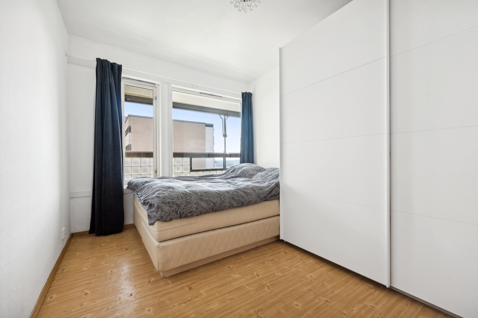 Stort hovedsoverom med plass til dobbeltseng og tilhørende nattbord. Stor skyvedørsgarderobe. Galleribilde
