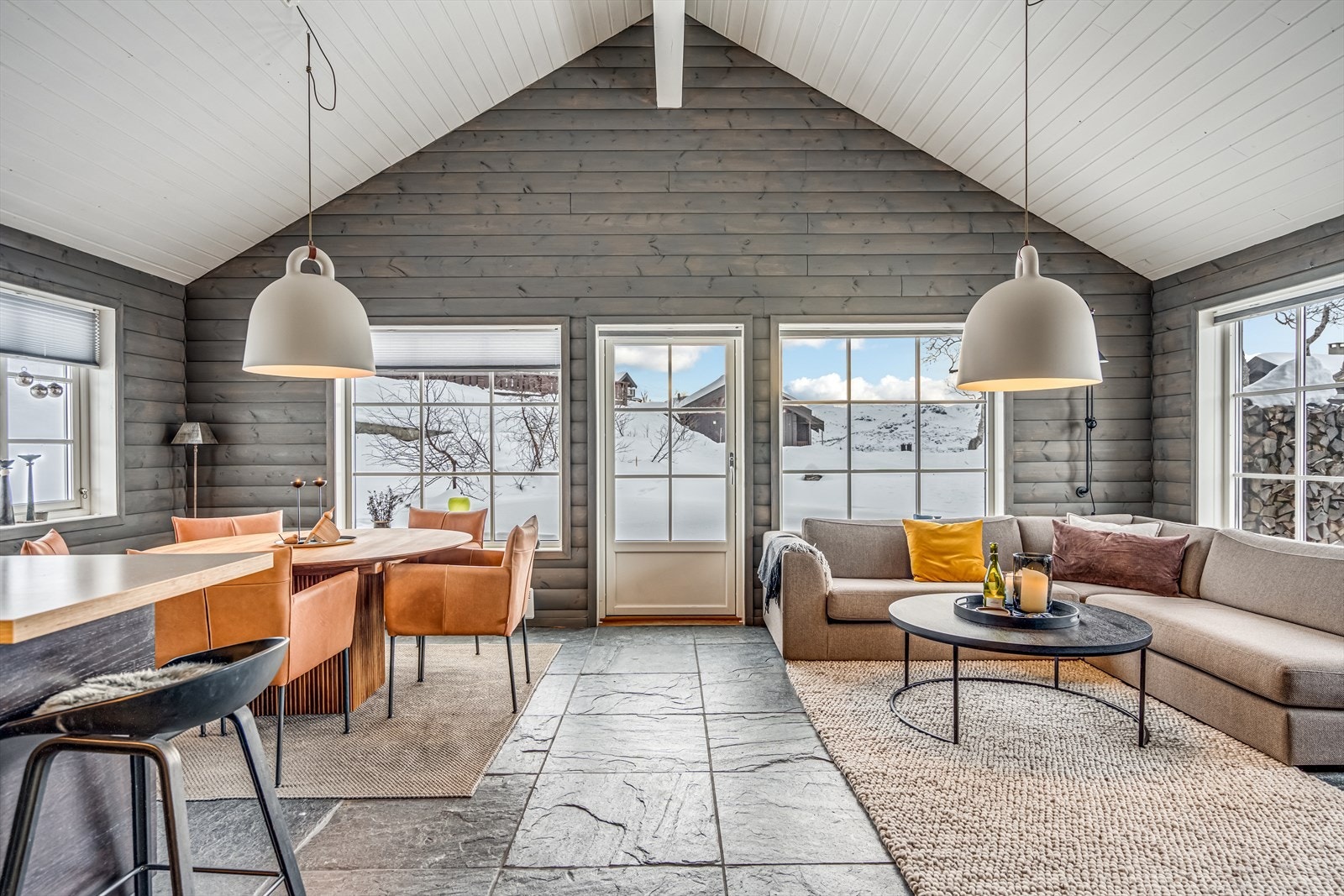 God plass til salonggruppe og spisebord - Utgang til terrasse fra stuen Galleribilde
