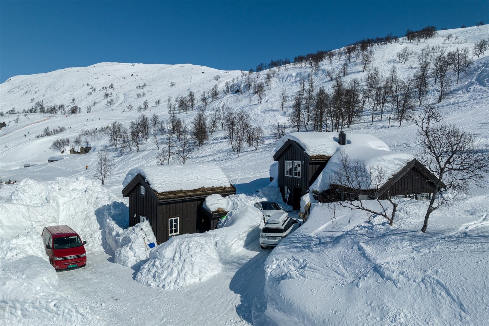 Velkommen til Vågslid og Listøylvegen 169 - Meget flott beliggenhet - Her kan man spenne på seg skiene rett utenfor døren, enten en skal på turski eller i alpinbakken Galleribilde