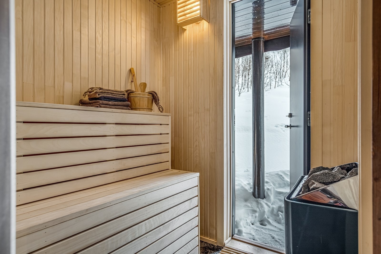 Fra badstuen kan man gå rett ut i snøen Galleribilde