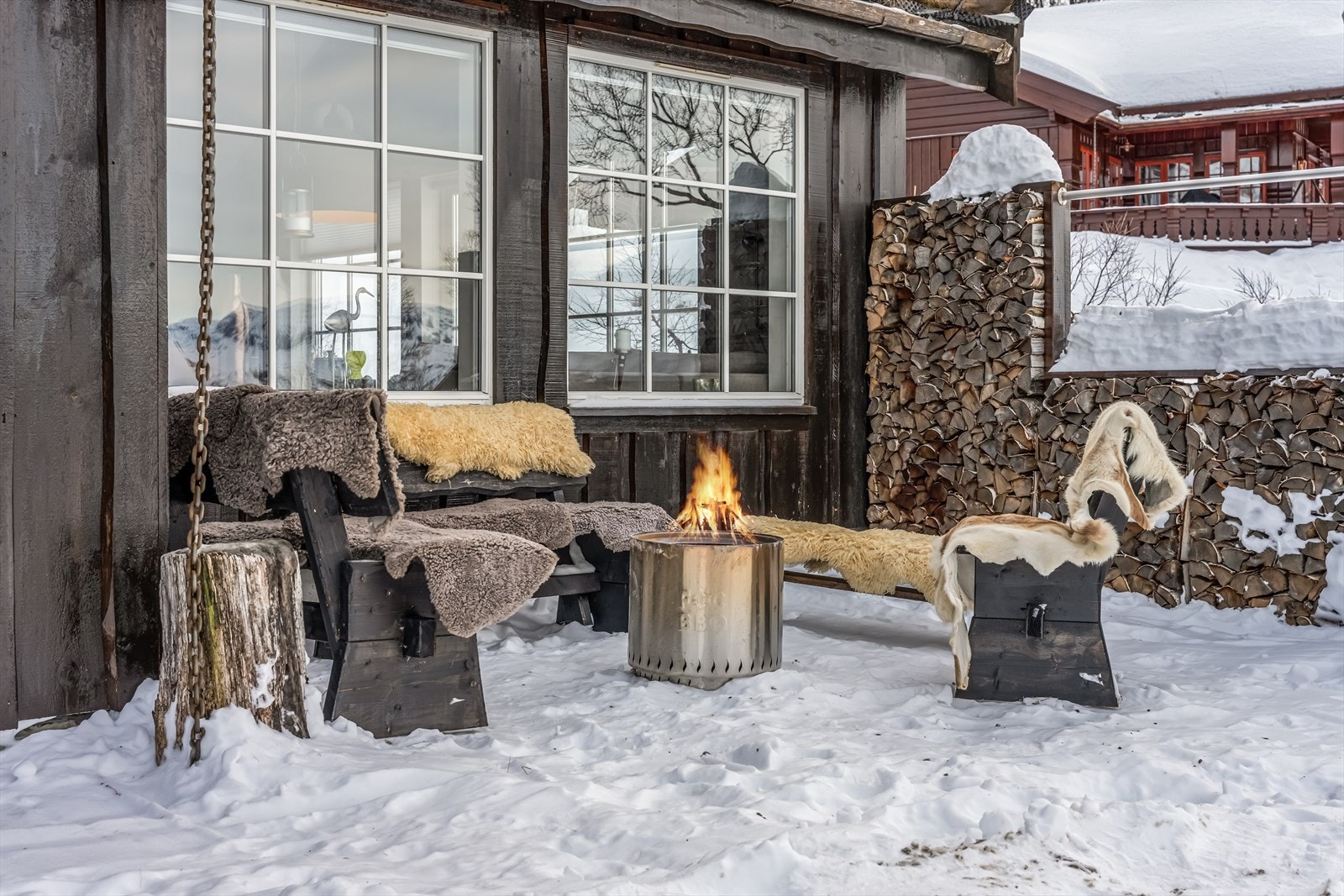 Koselig uteplass i front av hytten Galleribilde