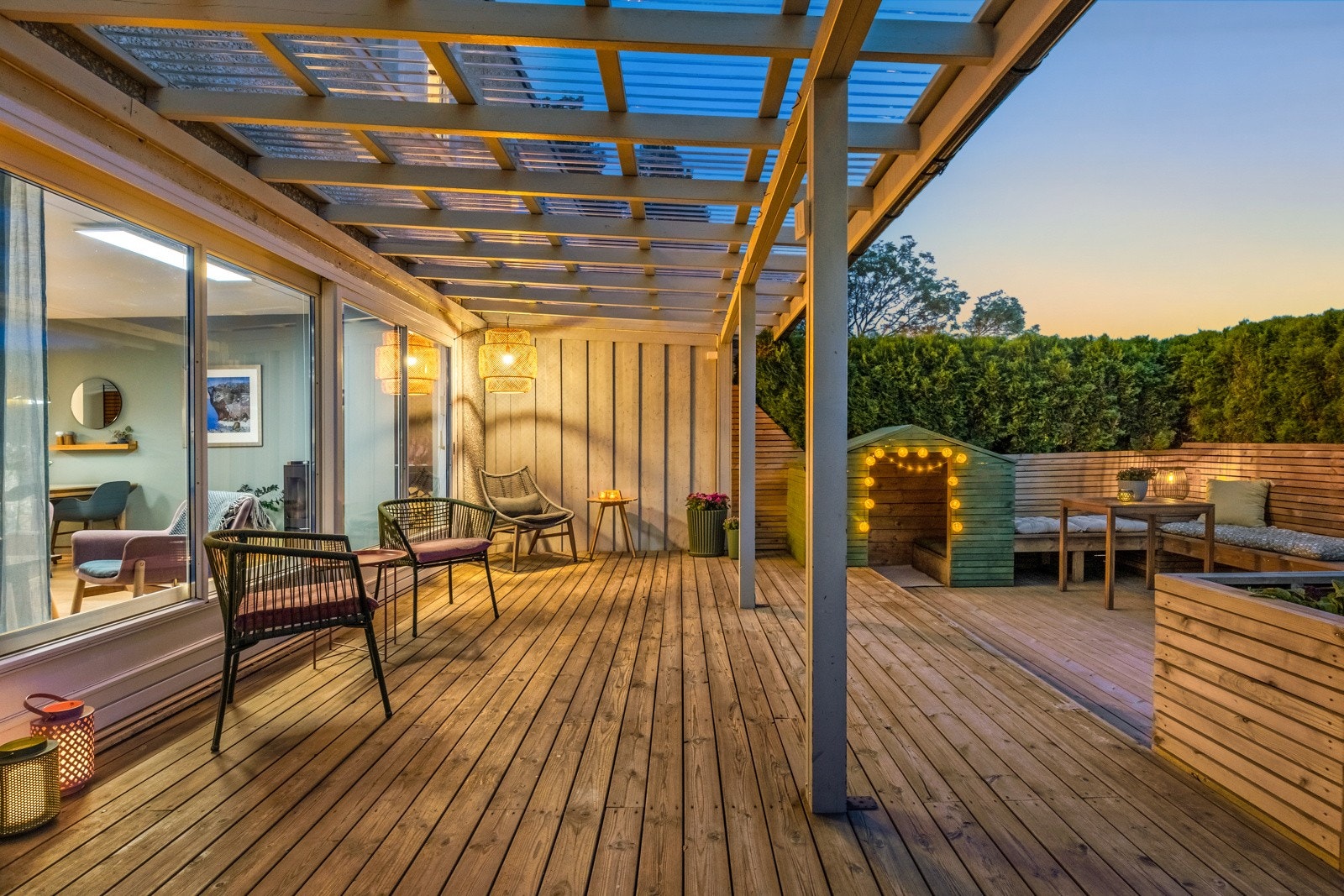 Deler av terrassen ligger under le med overbygd tak som gir en ekstra forlengelse av stuen. Galleribilde