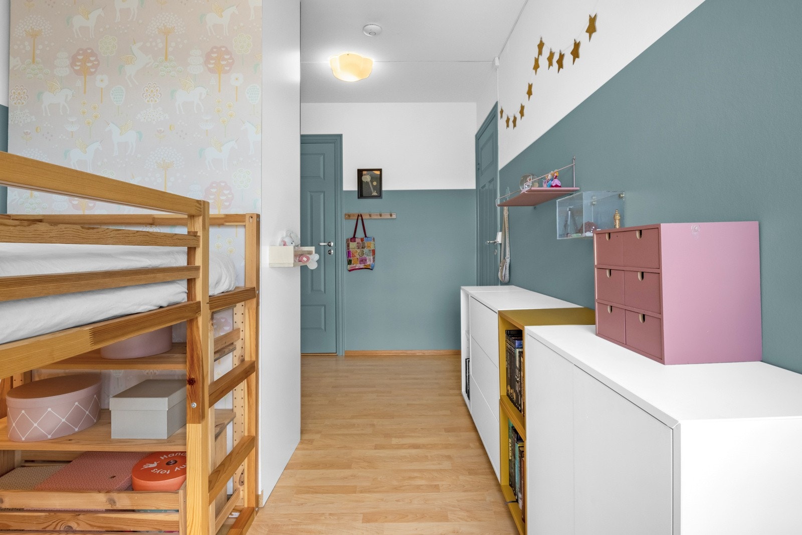 Sistnevnte soverom har adkomst til egen innvendig bod. Svært praktisk for ekstra oppbevaring. Galleribilde