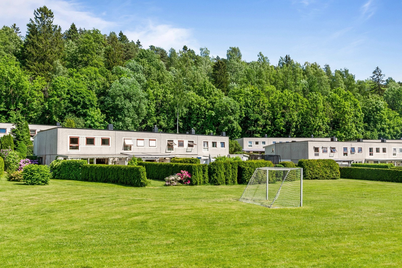 Fotballbane og lekeplass ved nedre rekke med god boltreplass for borettslaget barn Galleribilde