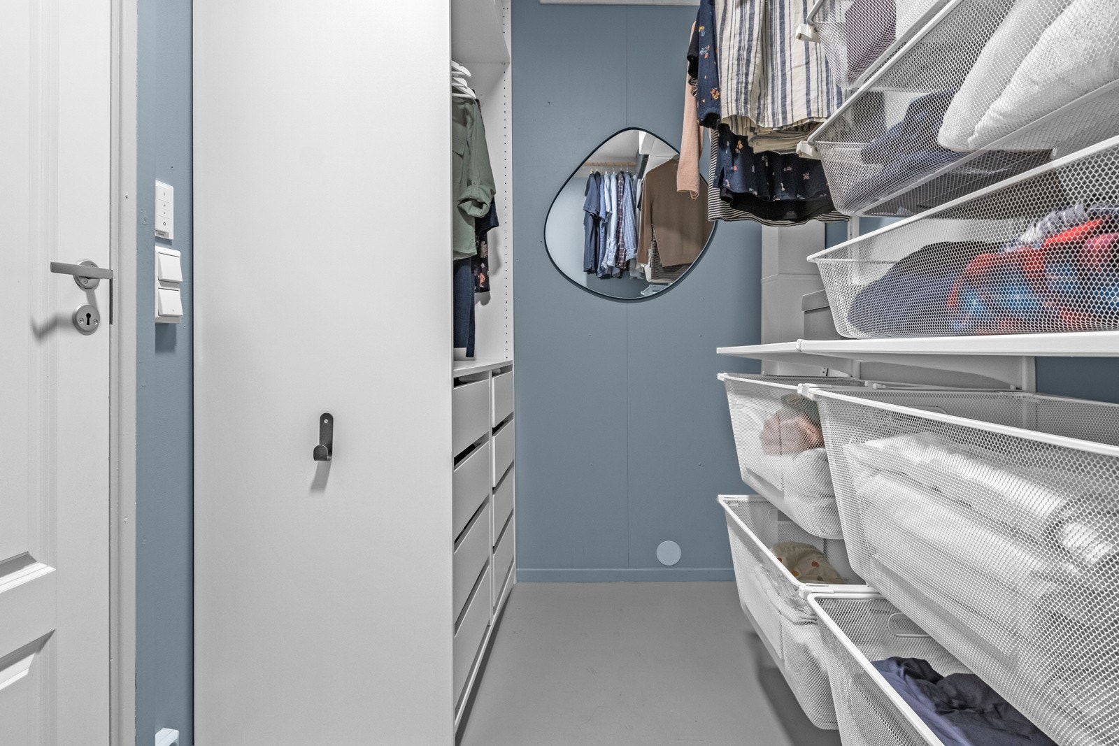 Fra trapperommet er det adskomst til en innvendig bod som eksempelvis kan brukes som walk-in garderobe eller rom for ekstra lagring. Galleribilde