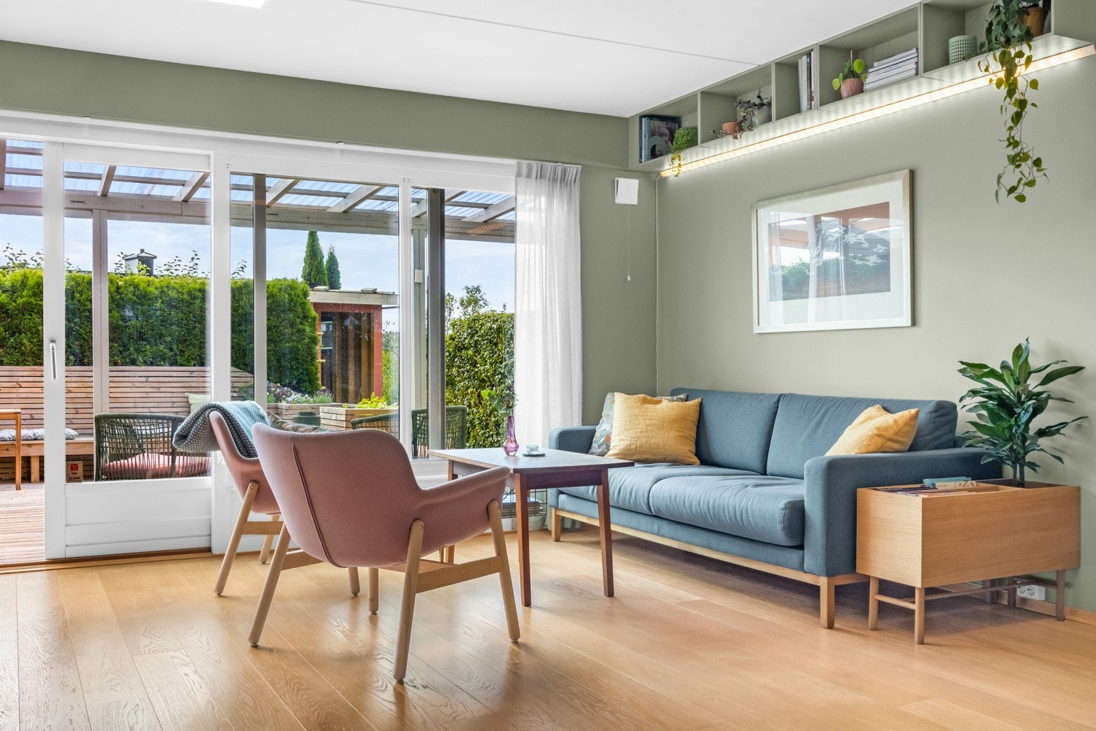 De store vindusflatene i stuen gir godt med naturlig lysinnslipp og bidrar til en lys og luftig romfølelse. Galleribilde