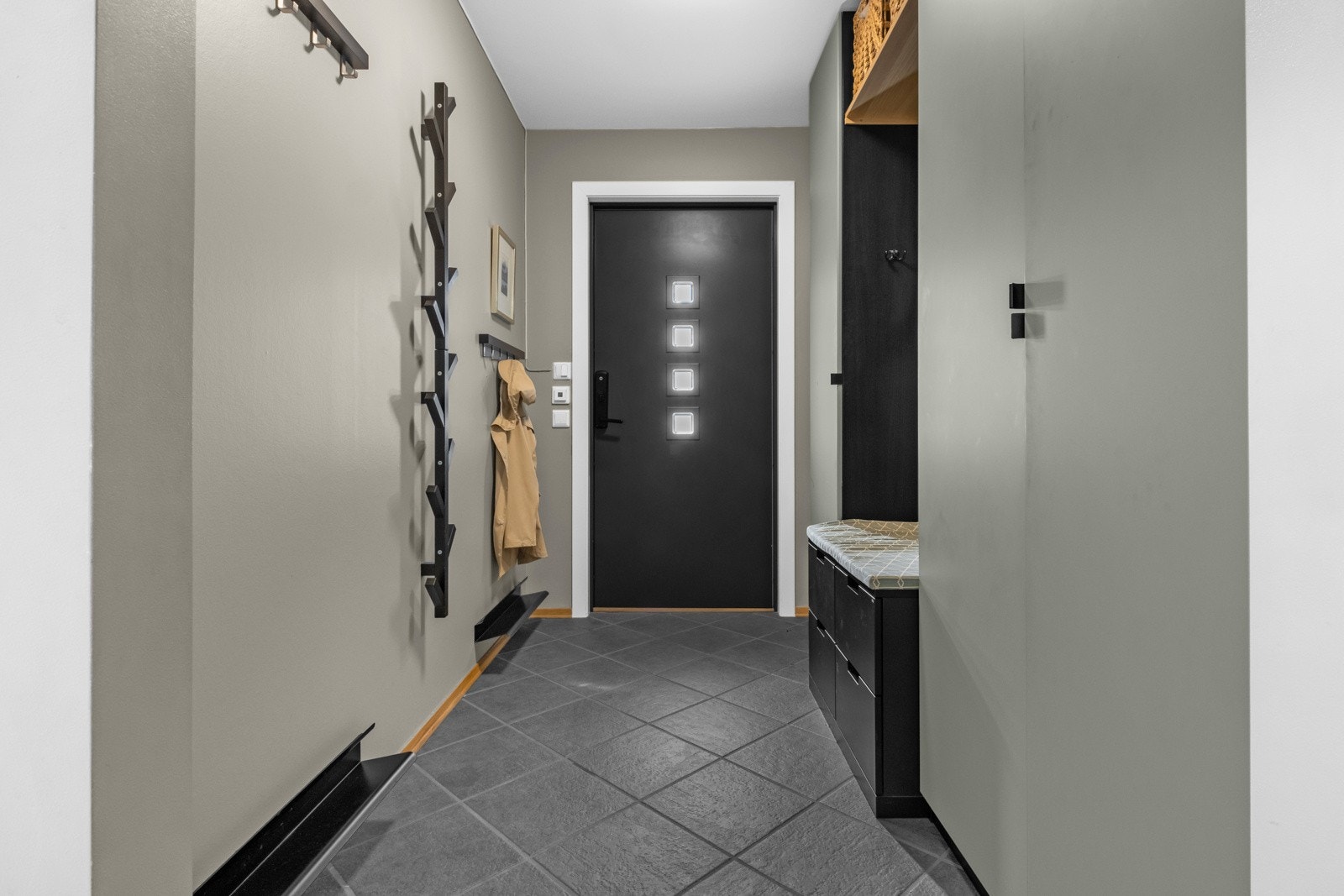 Du ønskes velkommen inn i en stilfull og moderne entré med gode oppbevaringsløsninger for yttertøy og sko. Galleribilde