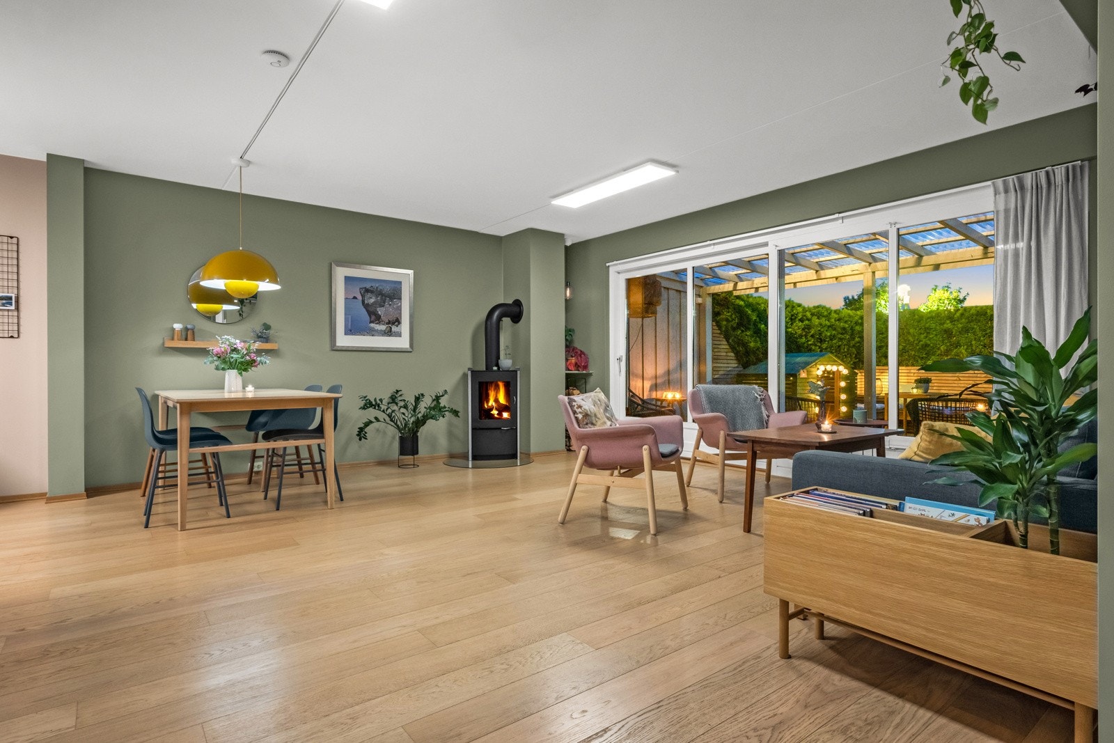 Overflatene holder et tidsriktig preg med slitesterkt 1-stavsparkett i gulv, og veggoverflater malt i tidsriktige farger som er gjennomgående i hele boligen. Galleribilde