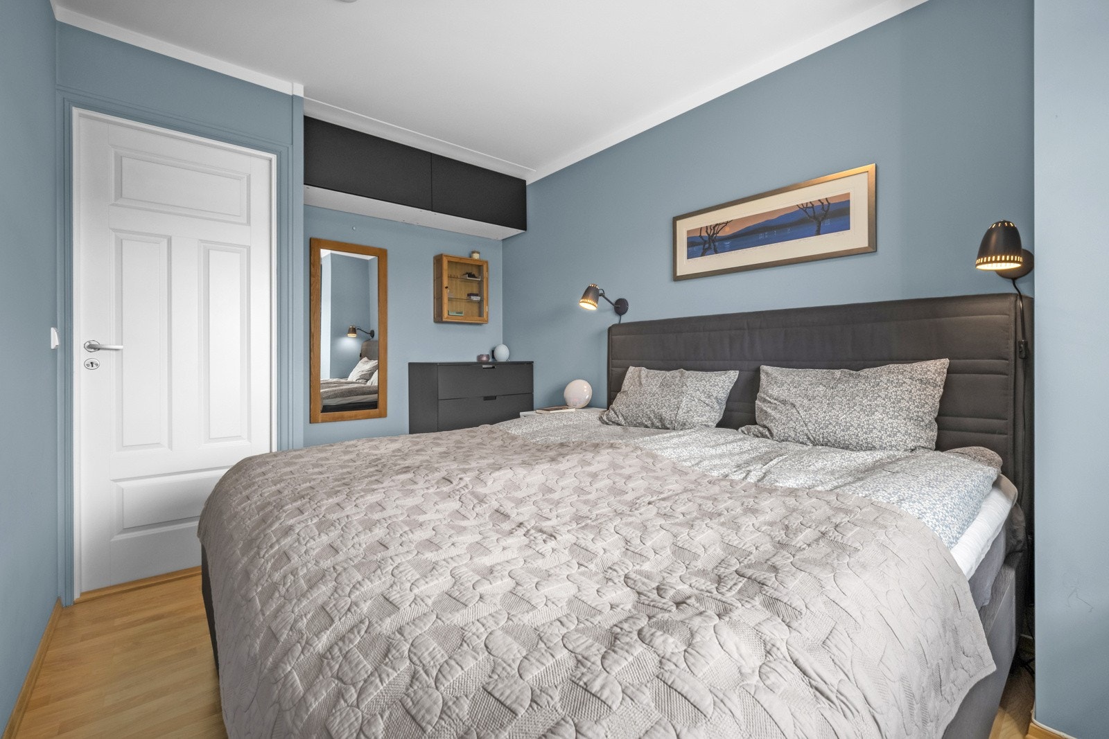 Rommet har gode møbleringsmuligheter for garderobeskap og annet oppbevaringsmøblement. Galleribilde