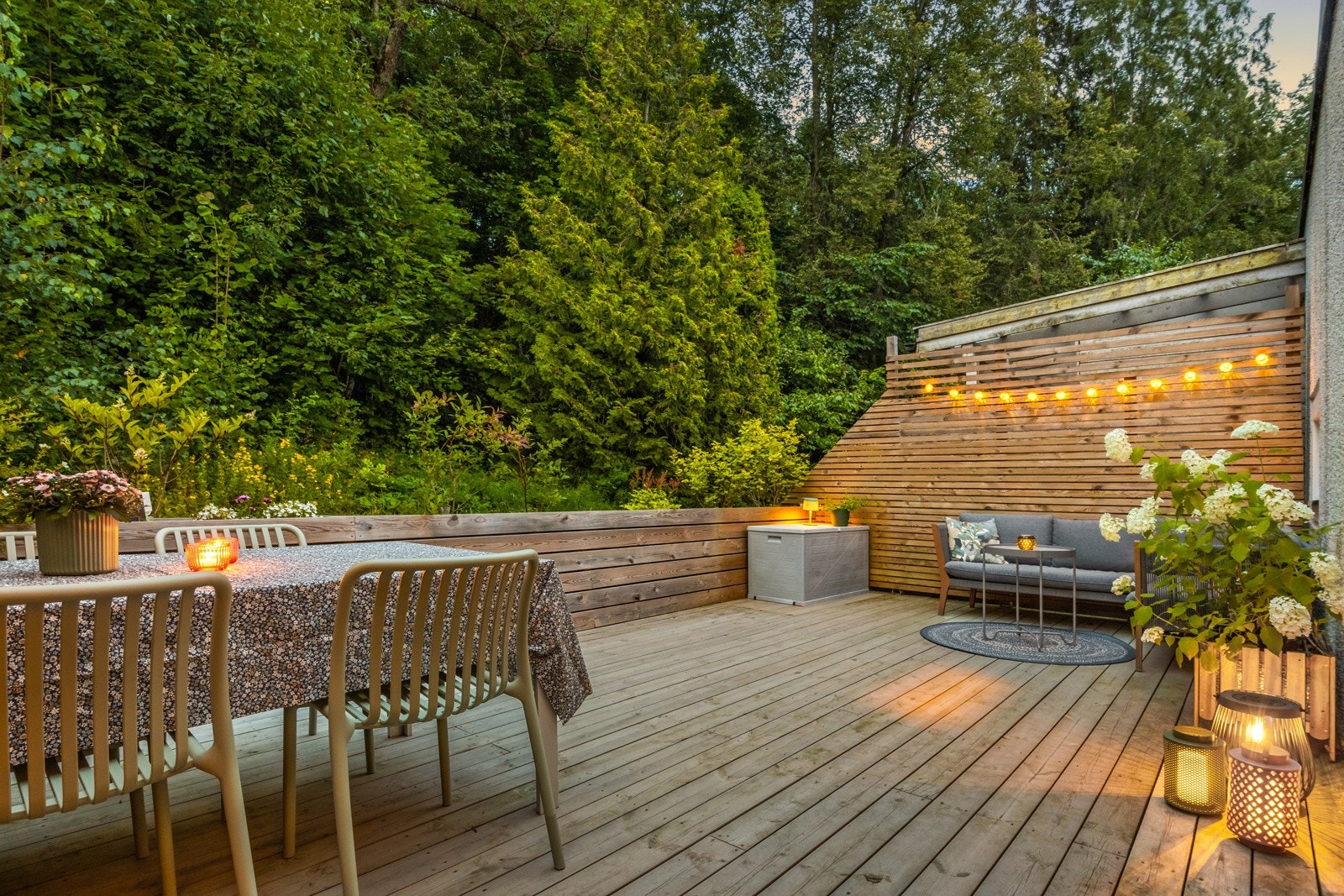 Pent opparbeidet og gjennomført terrasse med plass til spisegruppe og utemøblement på baksiden, helt usjenert mot et skogholt Galleribilde