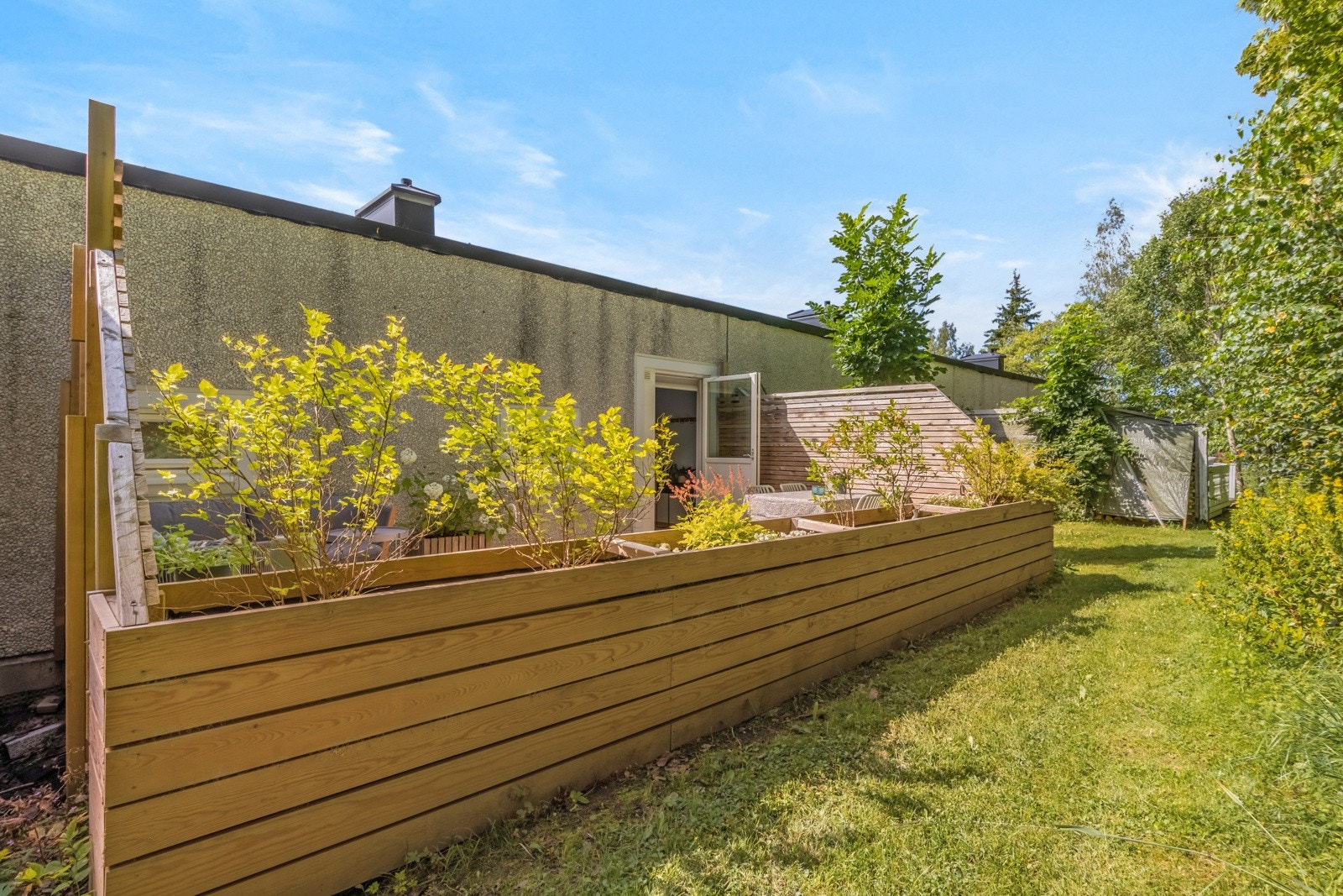 Terrassen ligger østvendt mot skoglige omgivelser Galleribilde