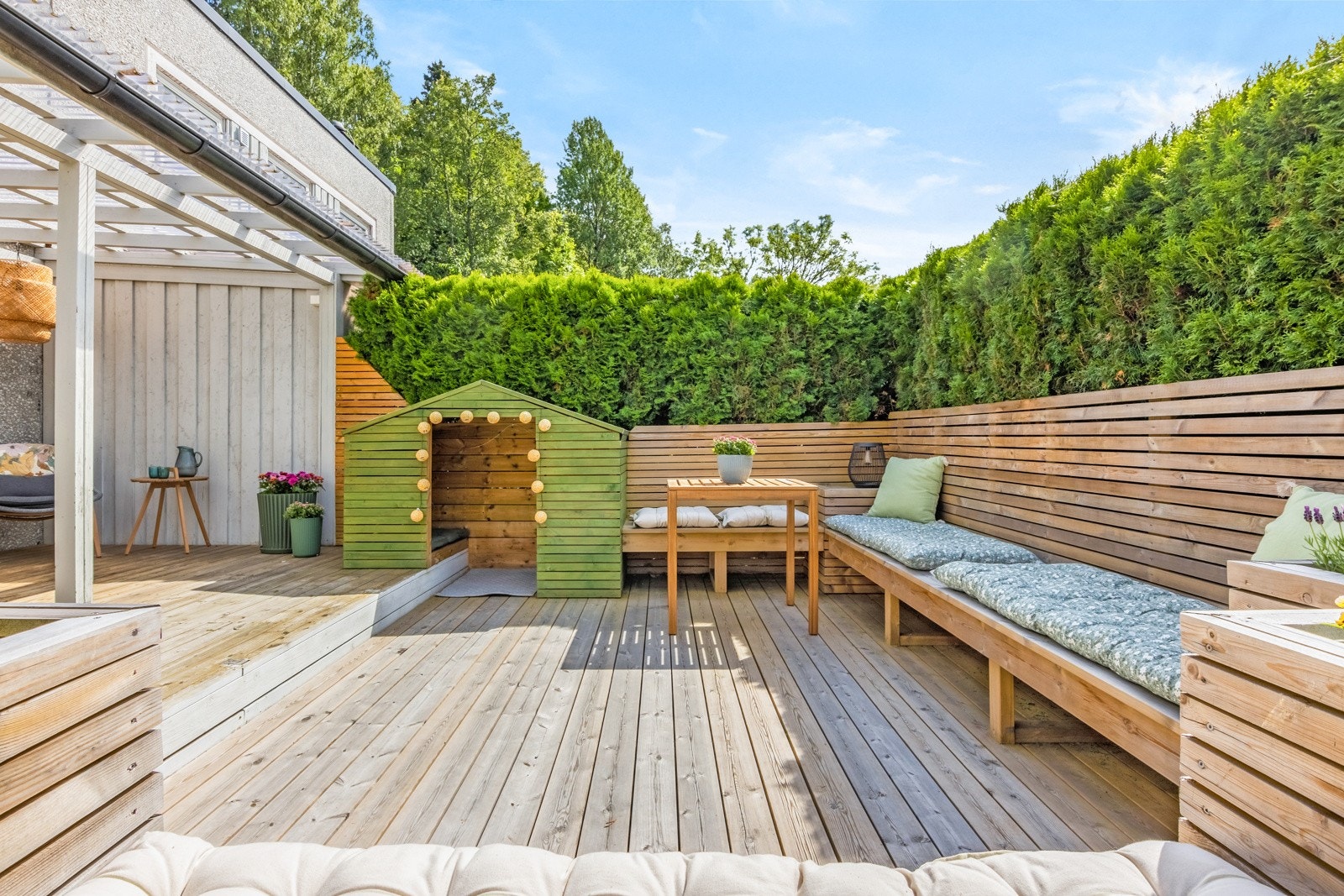 Terrassen ligger vestvendt og byr på upåklagelige solforhold store deler av dagen. Galleribilde