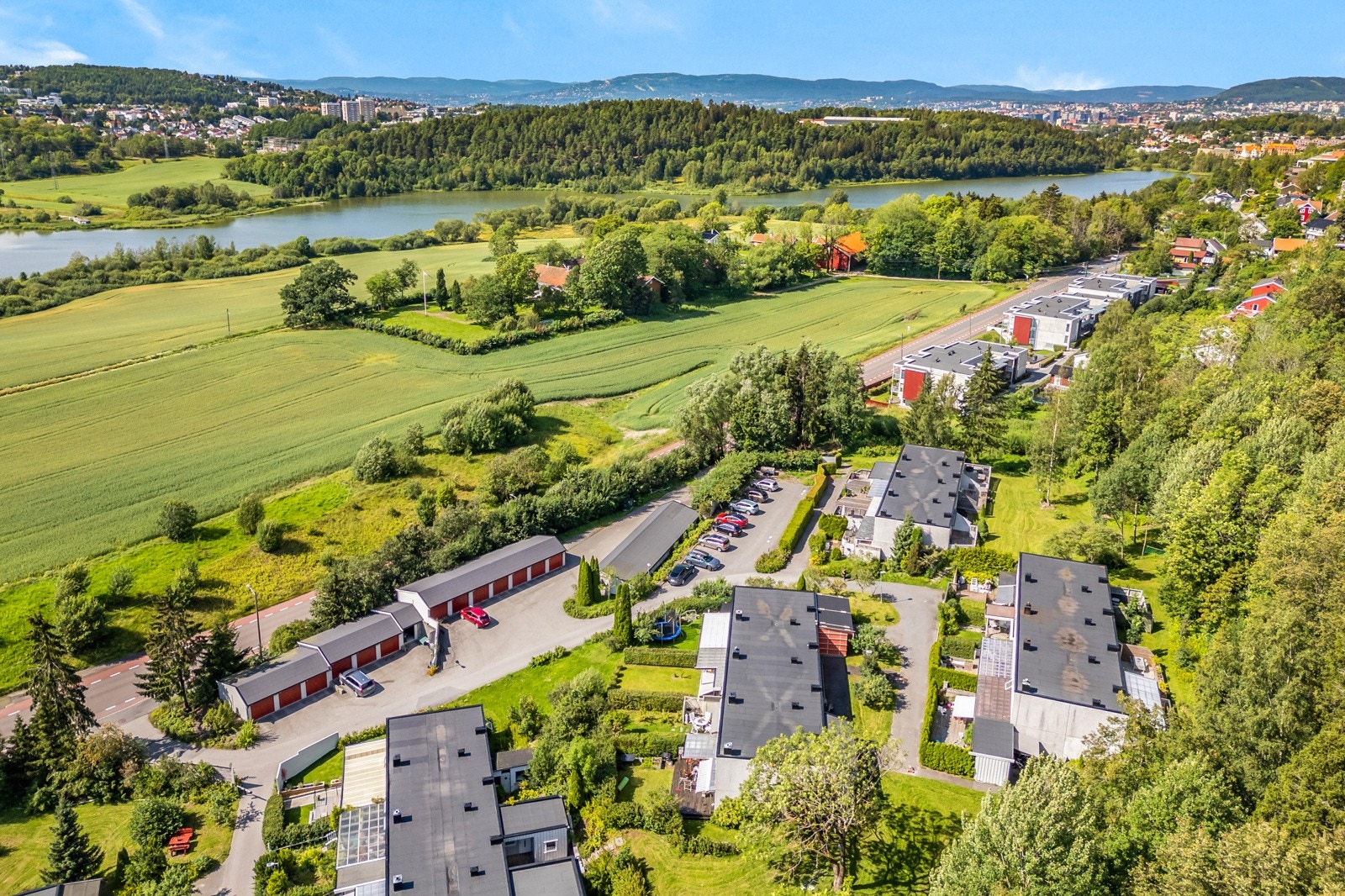 Fra eiendommen er det umiddelbar nærhet til Østensjøvannet med nydelig turterreng gjennom hele året. Galleribilde