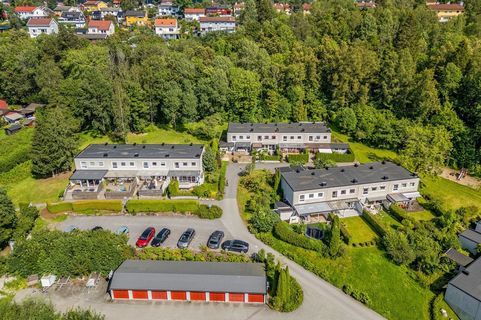 Snarveien til skolen går via stikkveien rett bak rekkehuset og opp til Protonveien Galleribilde