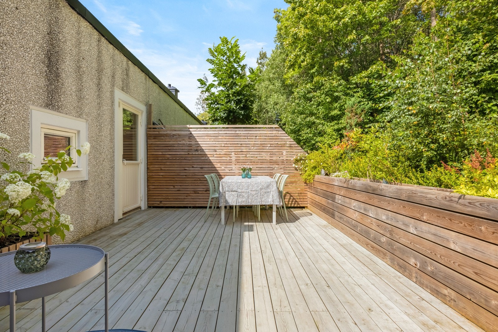 Fra soverommet er det utgang til flott uteplass på ca. 24 m² Galleribilde