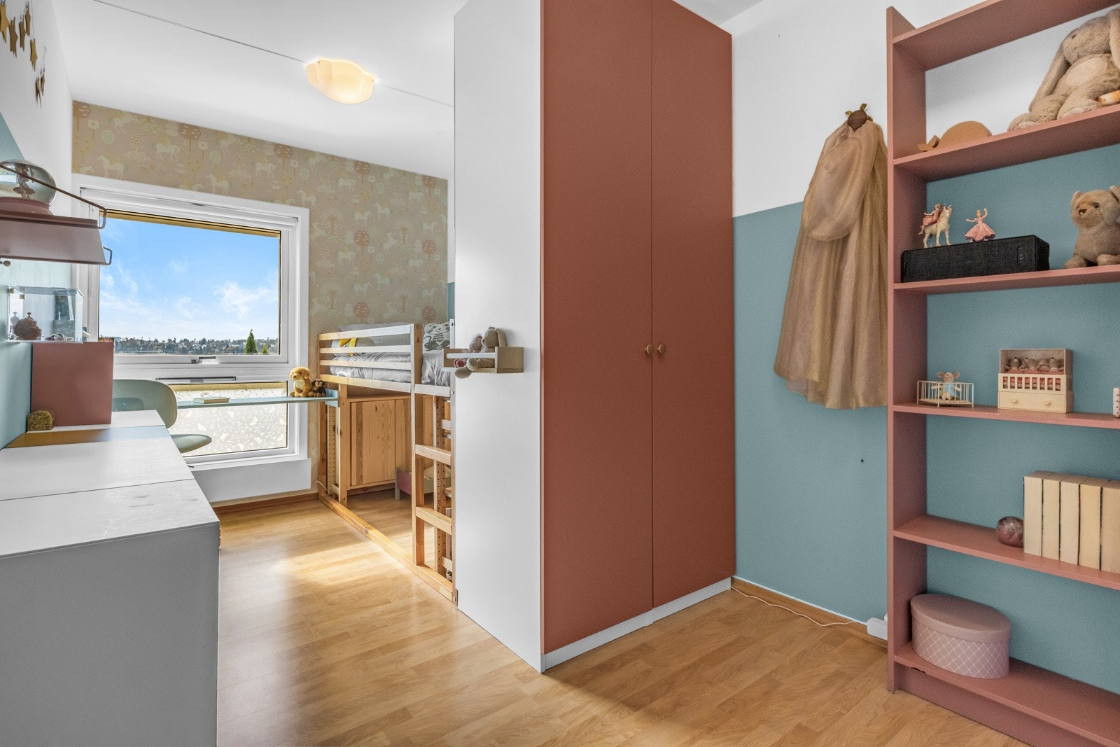 Tre av soverommene ligger vegg-i-vegg med hverandre, og ligger vendt ut mot den vestvendte terrassen. Galleribilde