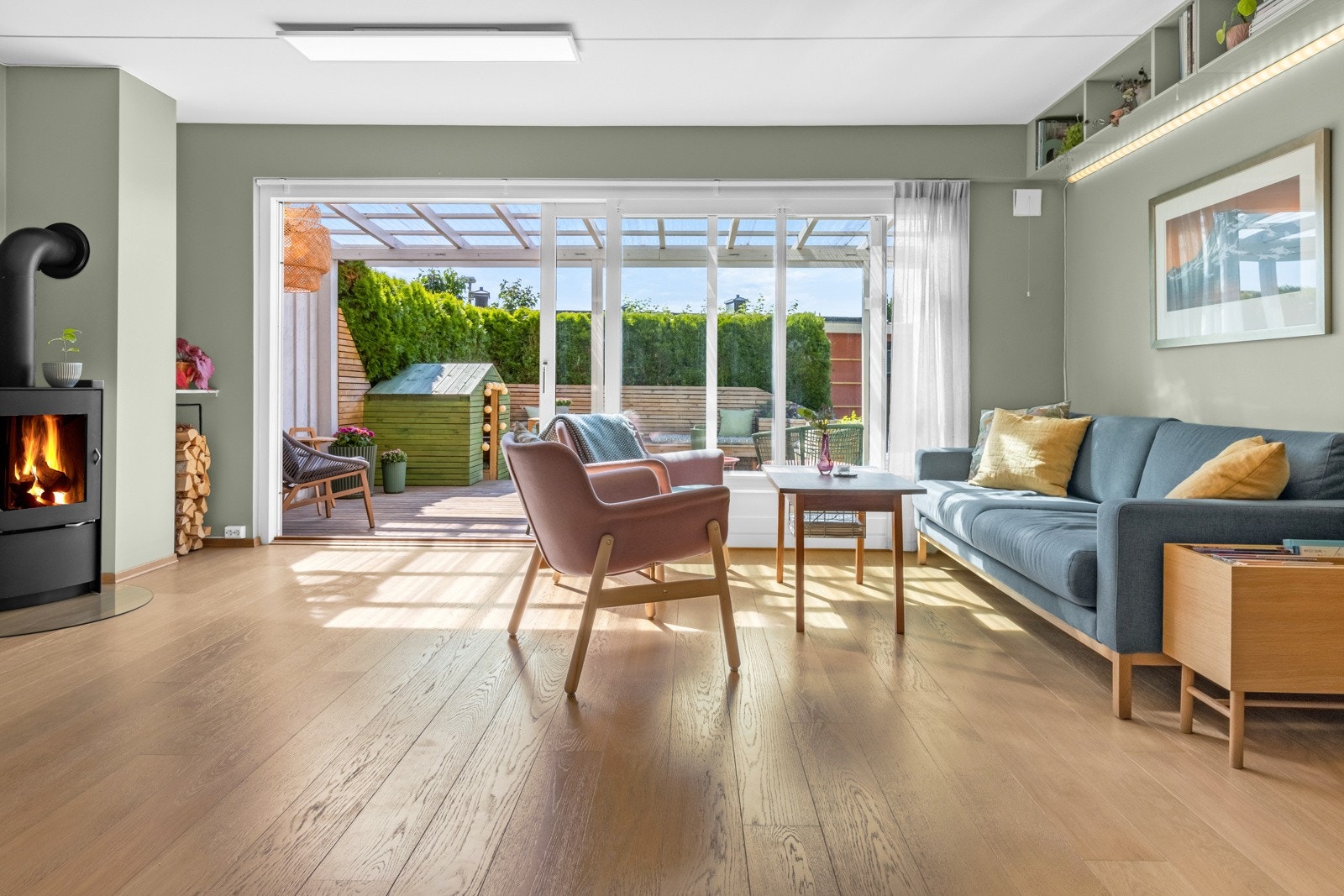 Boligen har en kombinasjon av en flott planløsning med gode romfordelinger, flotte uteplasser og ikke minst velholdte påkostninger. Galleribilde