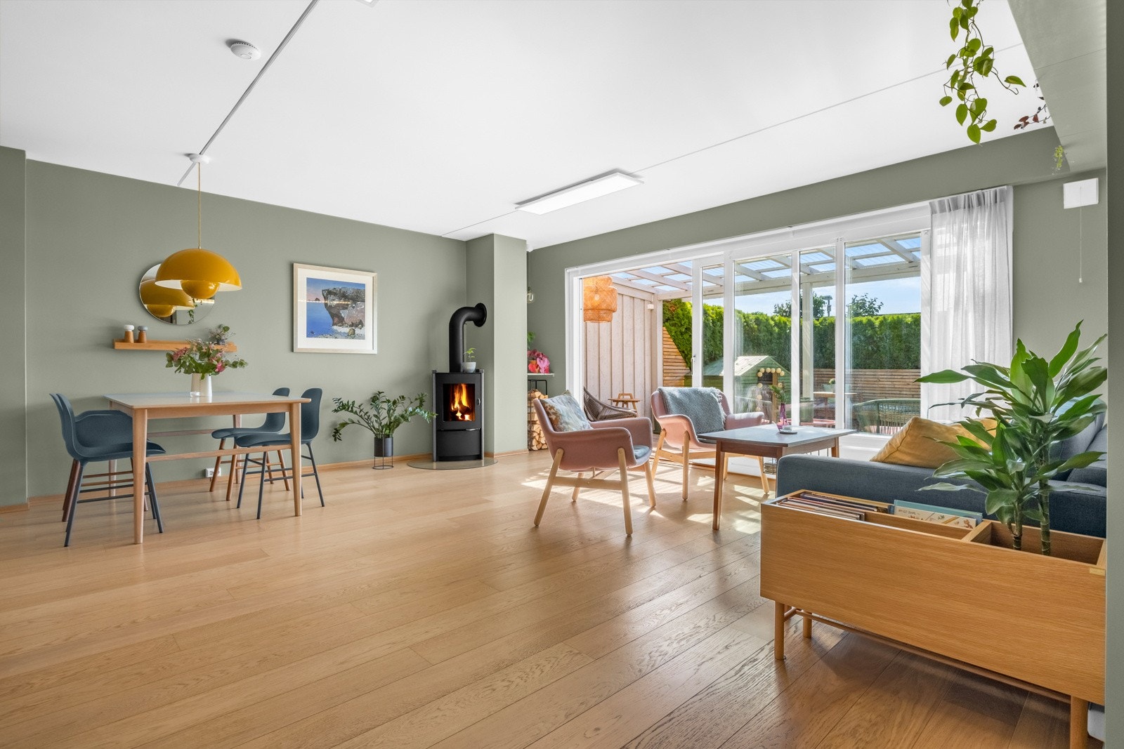 Rekkehuset er i nyere tid oppgradert og holder en gjennomgående høy standard med familievennlige løsninger. Galleribilde