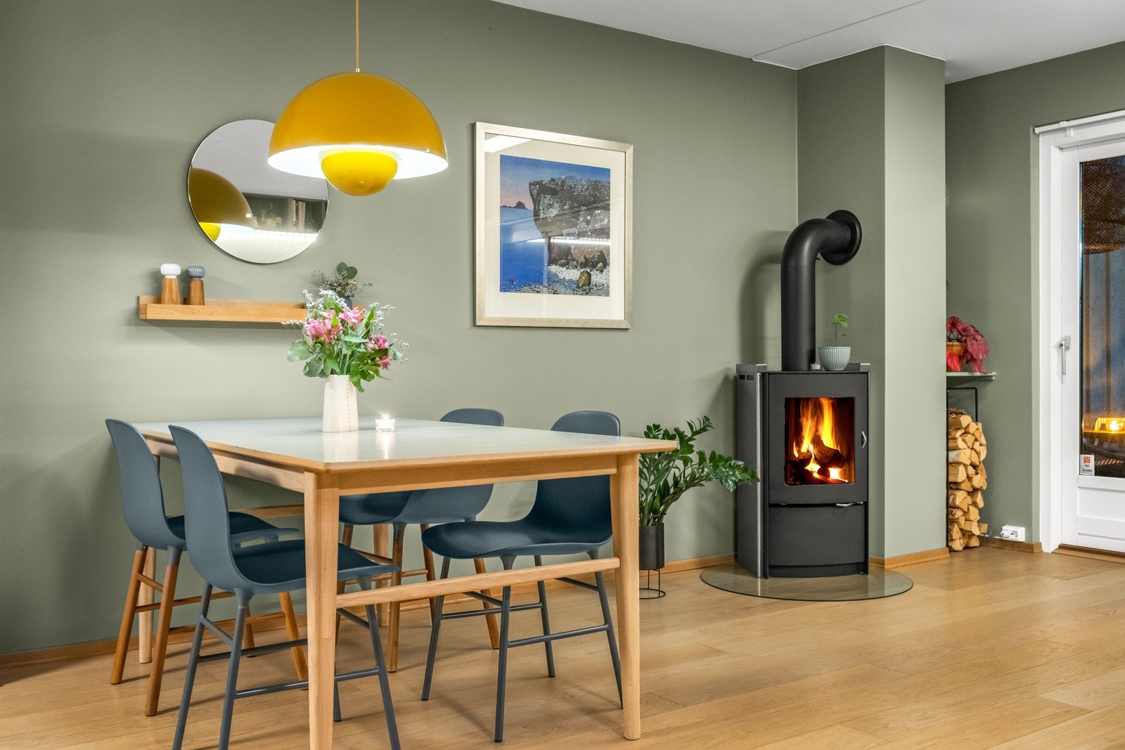 Oppholdsrommet har en romslig stue med plass til større spisebord for sosiale sammenkomster. Galleribilde