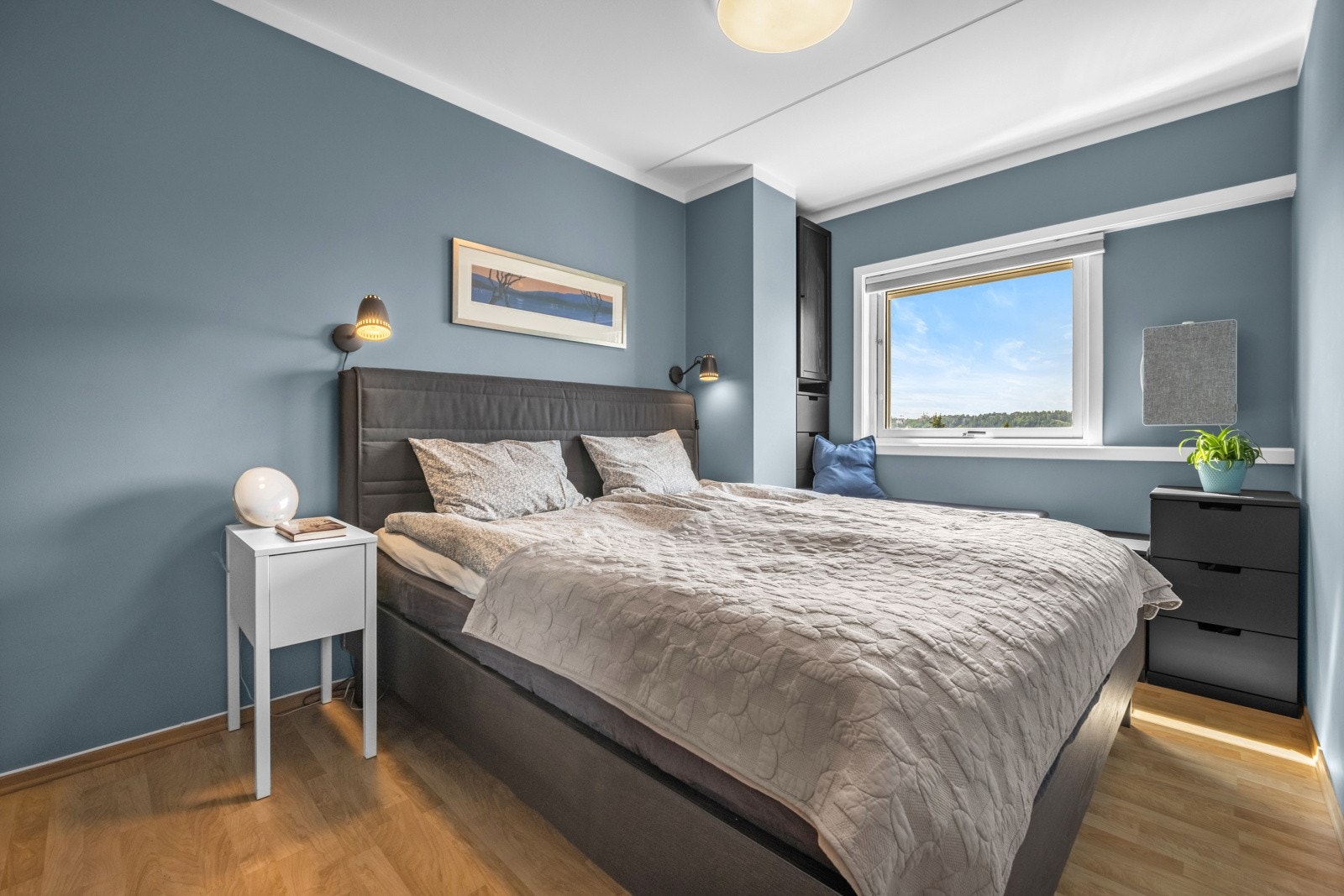 Romslig hovedsoverom med plass til stor dobbeltseng med tilhørende nattbord på begge sider. Galleribilde