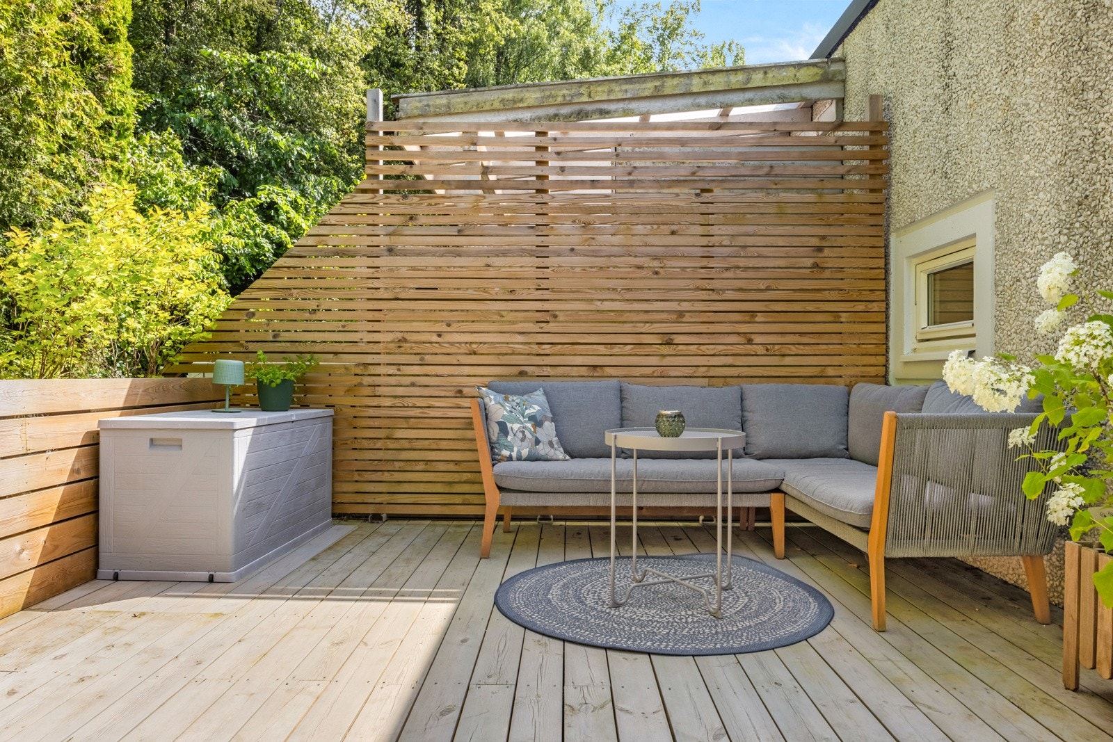 Helt usjenert sofakrok med et skogholt som nærmeste nabo Galleribilde