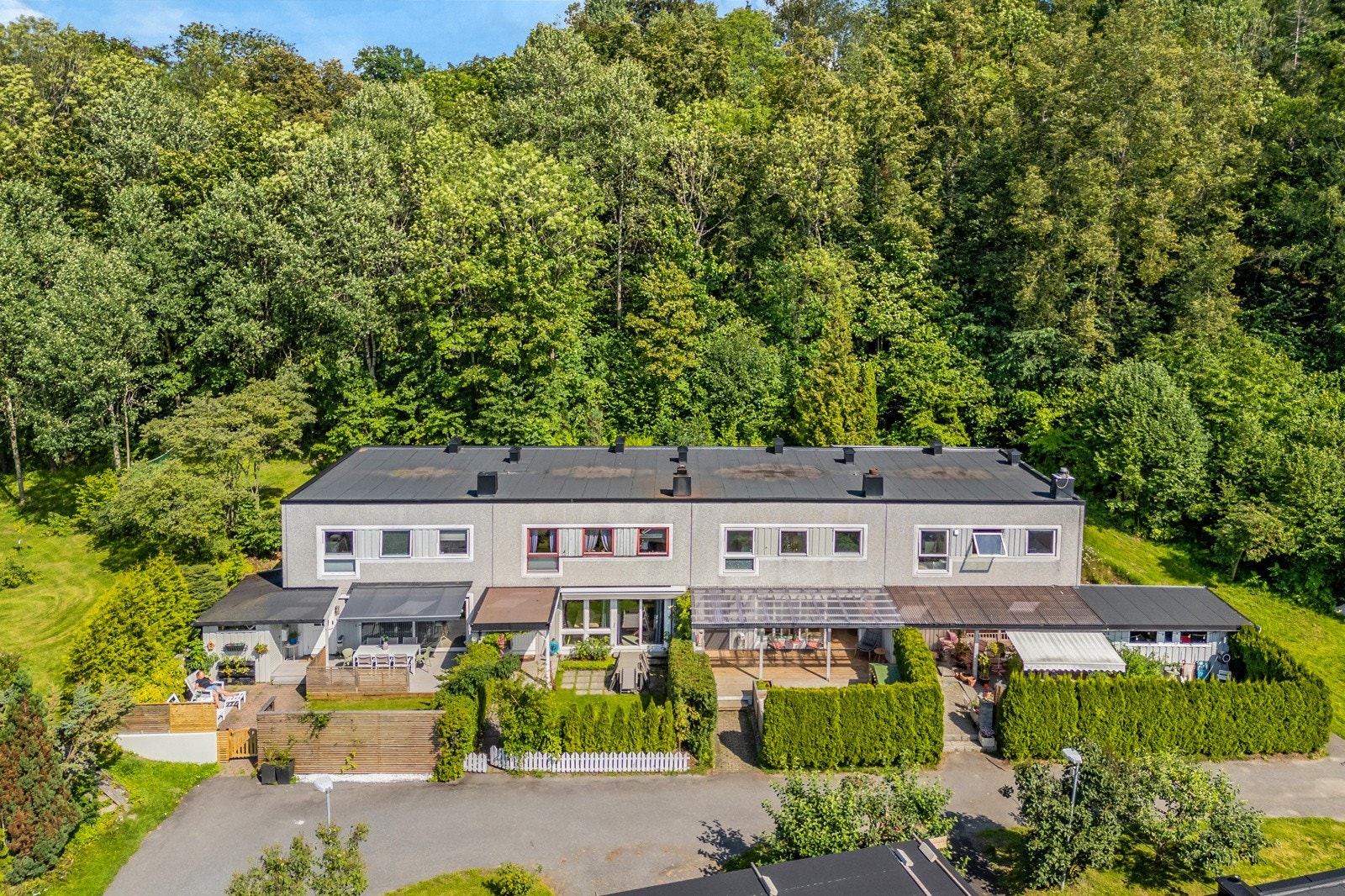 Boligen har en svært barnevennlig beliggenhet i rolig blindvei, omkranset av rekkehus og naturlige omgivelser. Galleribilde