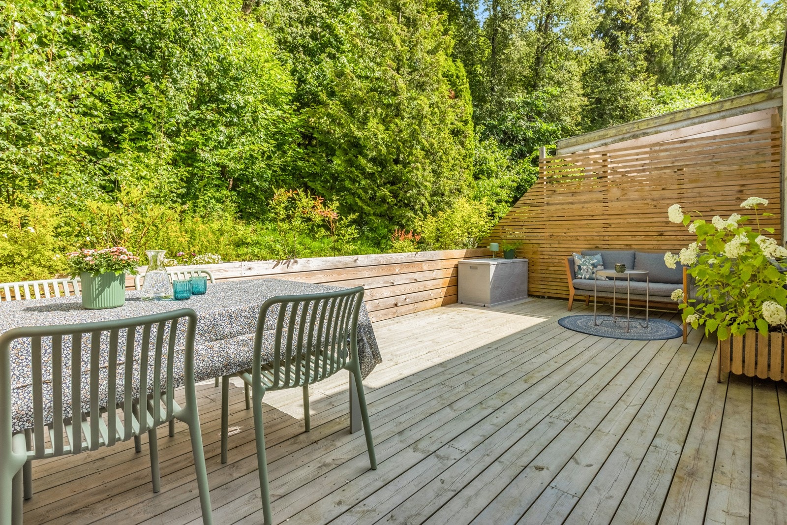 Nydelig uteplass på baksiden av boligen som vender ut mot et rolig skogholt Galleribilde