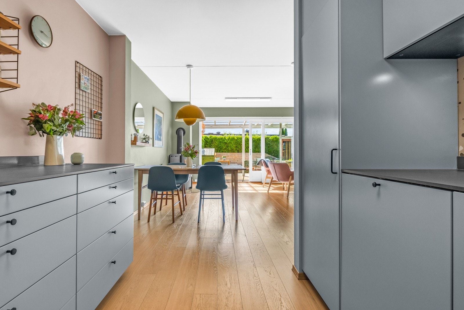 Kjøkkenet er utstyrt med integrert induksjonstopp, stekeovn, oppvaskmaskin og kjøleskap. Galleribilde