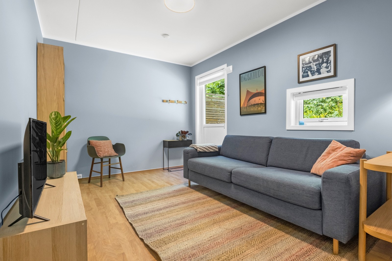 Etasjen har fire gode soverom, hvorav avbildet soverom har utgang til en egen terrasse. Galleribilde