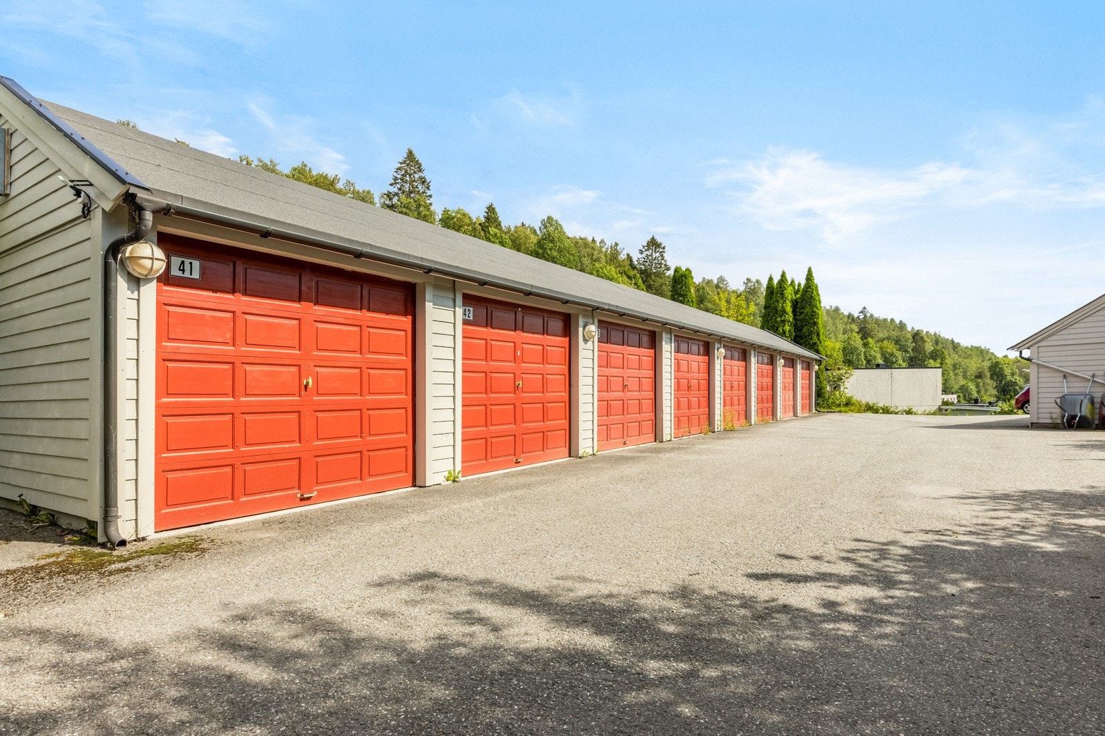Det medfølger en garasjeplass i felles garasjerekke. Galleribilde