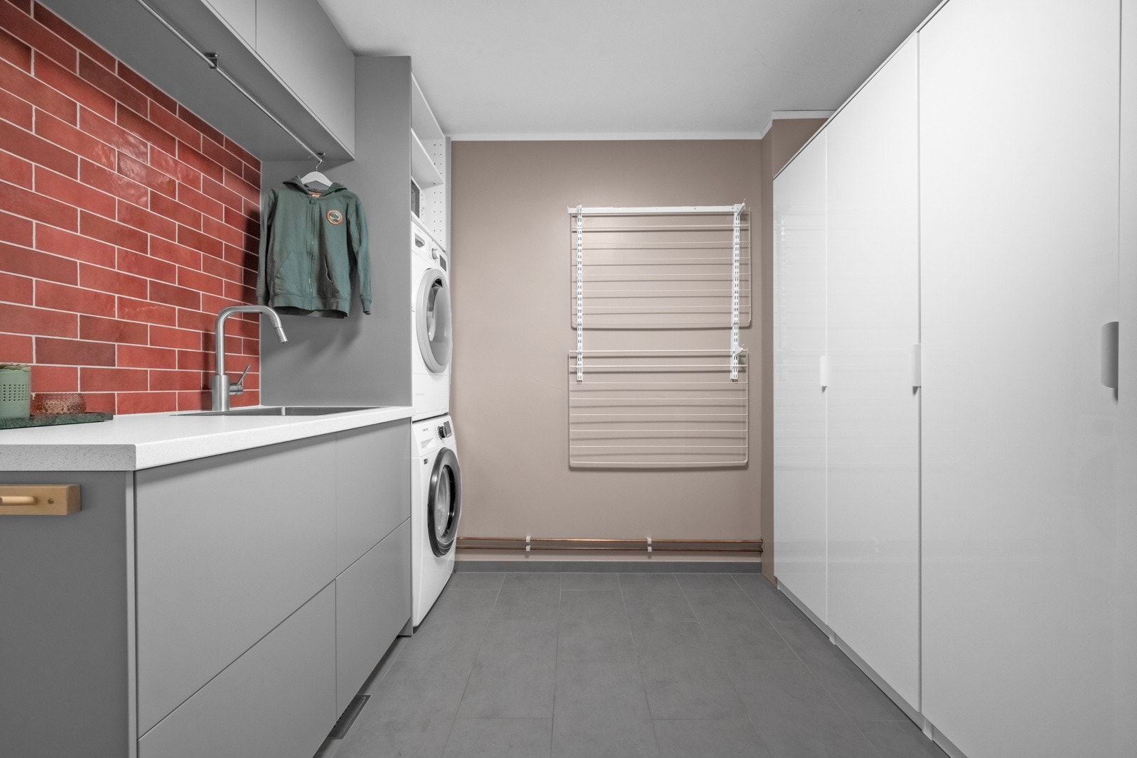 I tilknytning entréen er det adkomst til eget vaskerom med flislagt gulv med varmekabler. Rommet har praktiske løsninger for oppbevaring og arbeidsplass. Galleribilde