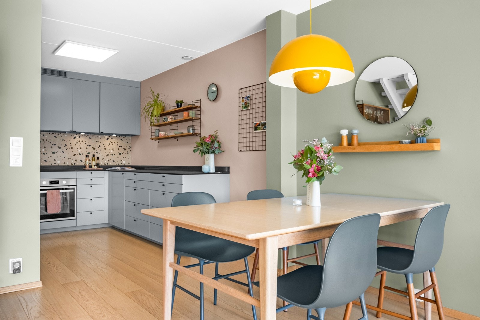 Kjøkkenet ligger behagelig tilbaketrukket fra stuen, i en delvis åpen løsning. Galleribilde