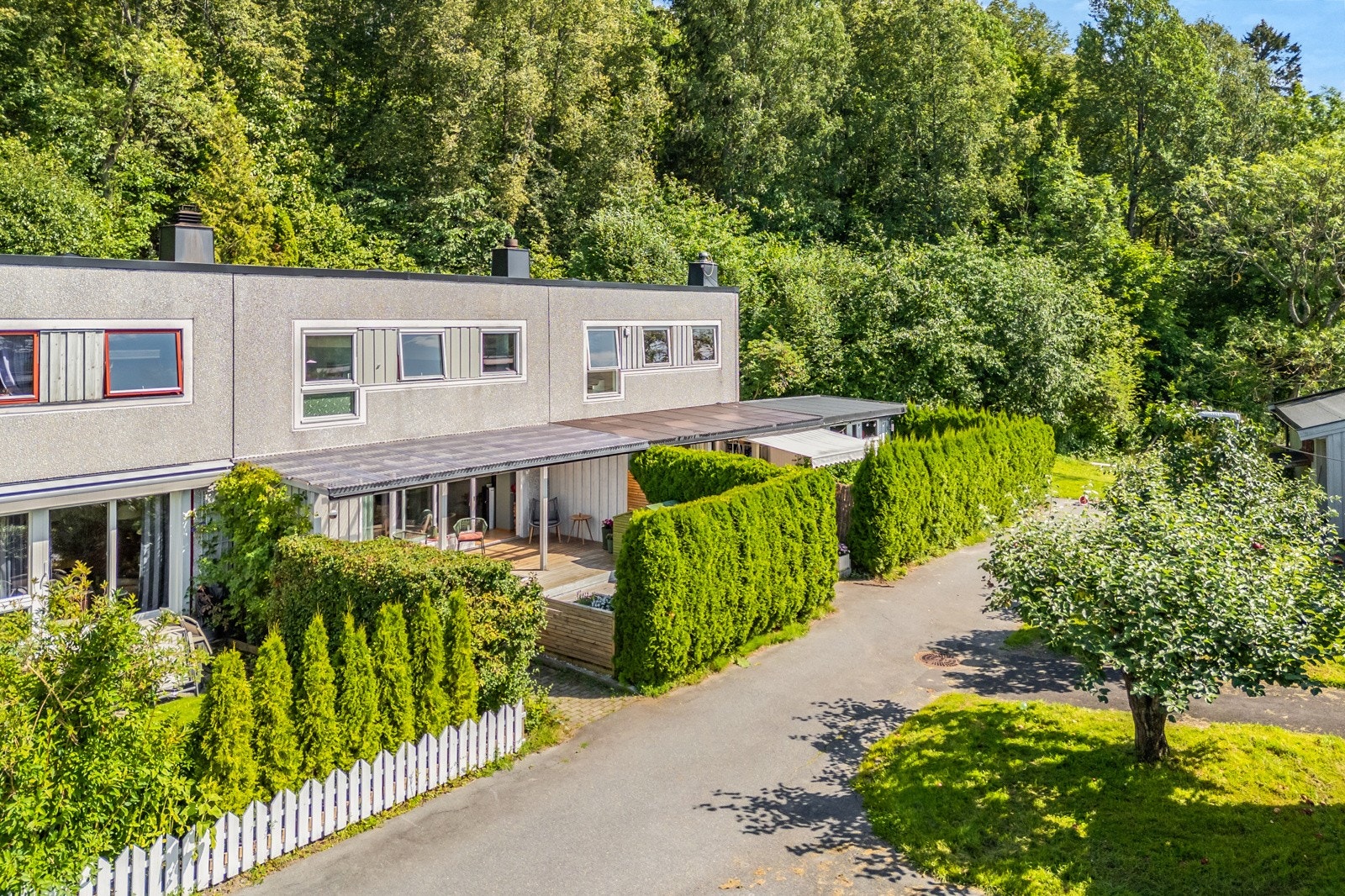 Svært velholdt rekkehus over to plan som utgjør en andel i et borettslag. Galleribilde