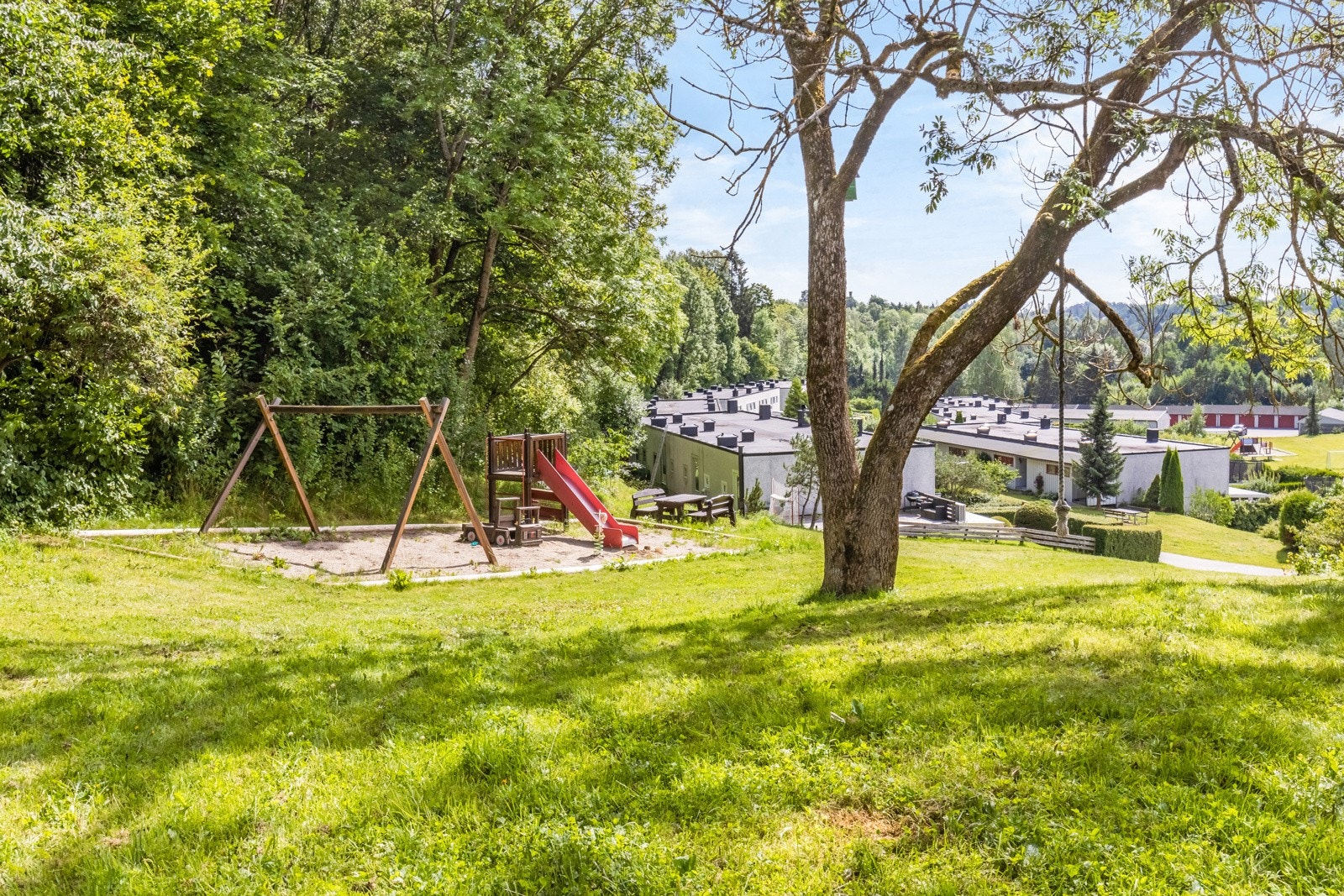 Rett utenfor døren har du lekeområder til glede for de små samt akebakke på vinterstid. Galleribilde