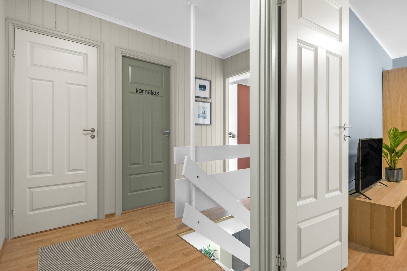 2. etasje som består av 4 soverom, bad, to innvendige boder og utgang til terrasse fra ett soverom. Galleribilde