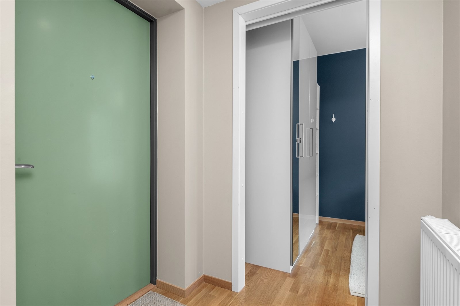 For ytterligere oppbevaring disponerer leiligheten en egen bod i kjeller på 8 m² med stikkontakt. Boden har god plass til lagring av både ski, sykkel og annet utstyr. Hyller i bod vil medfølge handelen. Galleribilde
