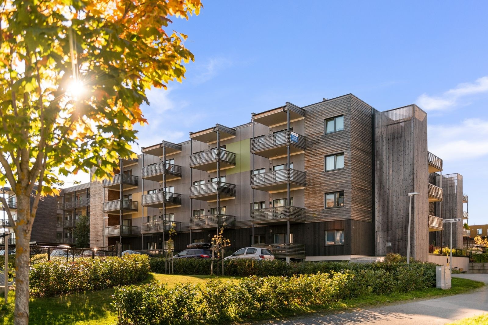 Fra leiligheten er det kort avstand til bussholdeplass, dagligvarebutikker, treningssenter, bensinstasjon, skoler, barnehager, Estenstadmarka og NTNU Dragvoll. Galleribilde