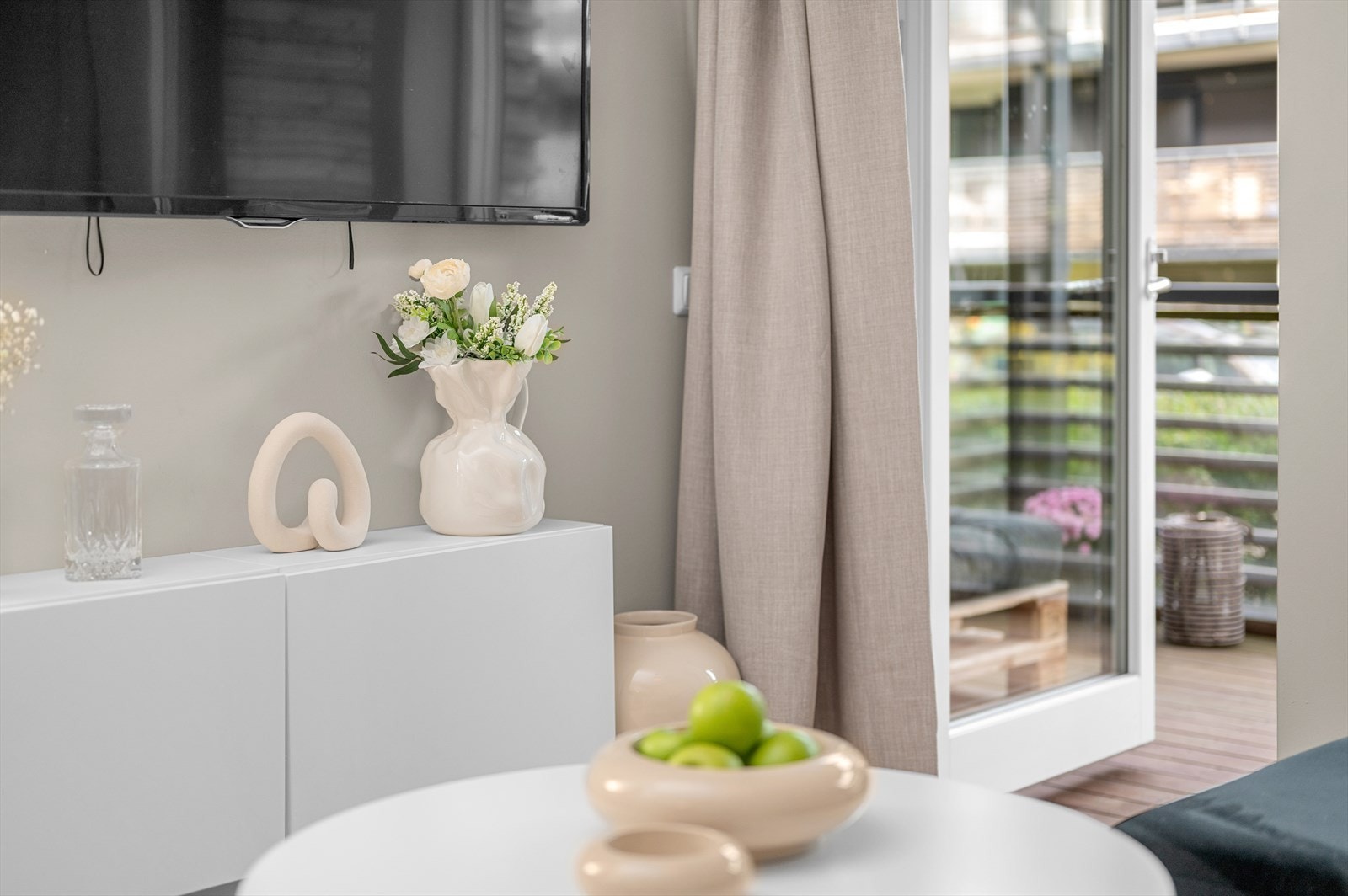 Fra stuen er det direkte utgang til egen overbygd terrasse på hele 9 m² som enkelt fungerer som en forlengelse av oppholdsrommet på vår- og sommerhalvåret. Her får man nydelig morgen- og kveldssol ifølge selger. Galleribilde