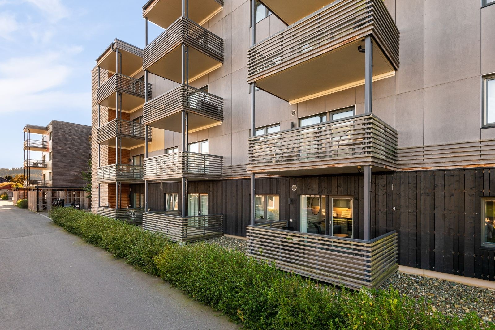 Leiligheten som ble ferdigstilt i 2016 har en praktisk planløsning, generøs takhøyde, stilrene fargetoner og moderne standard med balansert ventilasjon hvor både lufthastighet og temperatur kan reguleres etter behov. Galleribilde