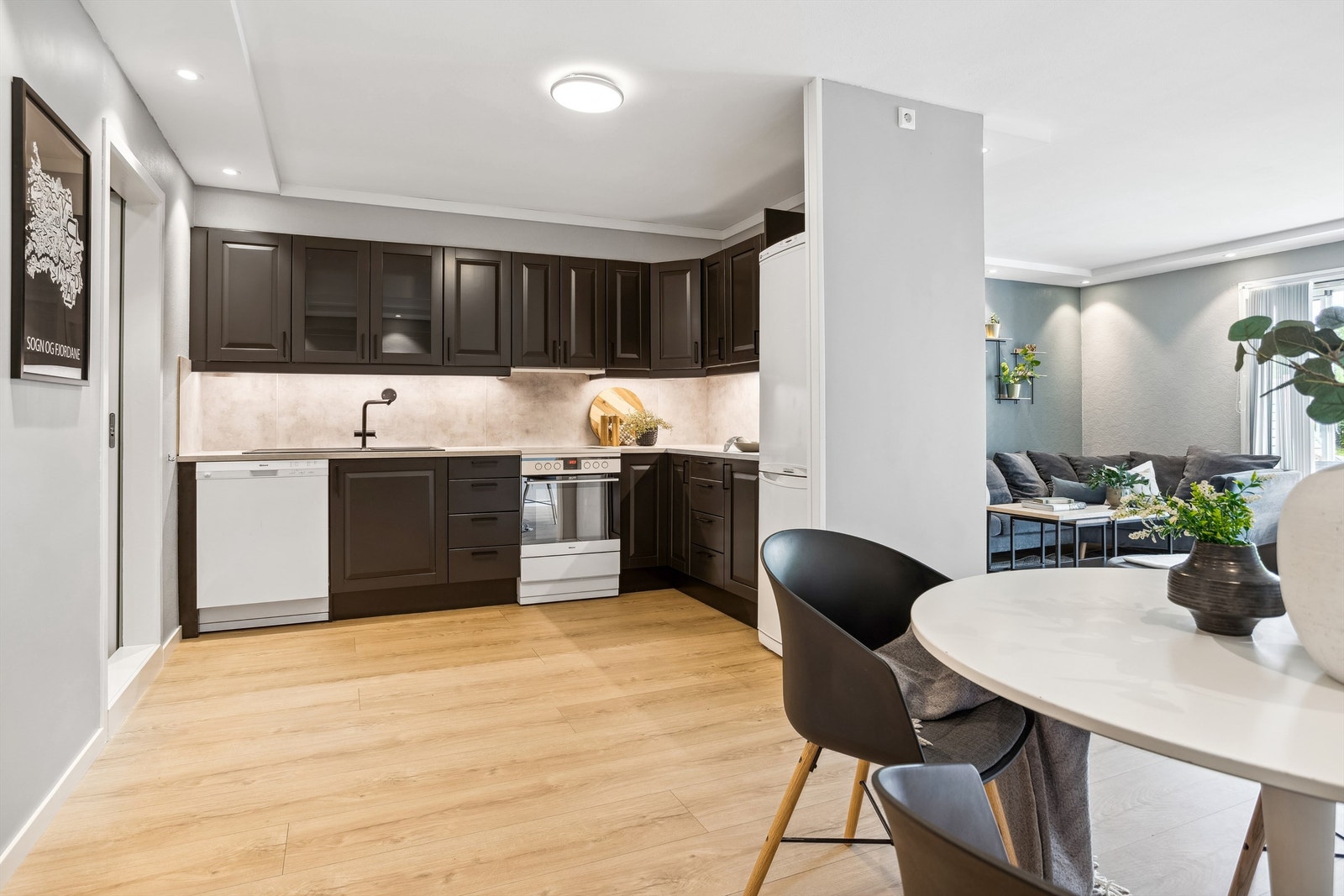 Pen og klassisk kjøkkeninnredning med profilerte fronter. I 2023 ble det lagt ny benkeplate som også er lagt mellom benkeplate og overskap. Det ble også montert ny vask og blandebatteri. Galleribilde