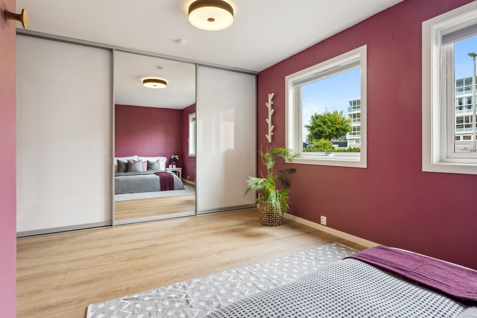 Stor skyvedørsgarderobe fra kvalitetsleverandøren Slide medfølger. Galleribilde